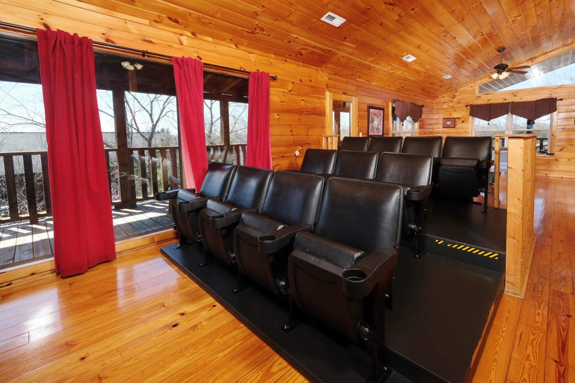 Spacious 6br Views Gameroom Theater Hot Tub Free Attraction Tickets Holiday home *