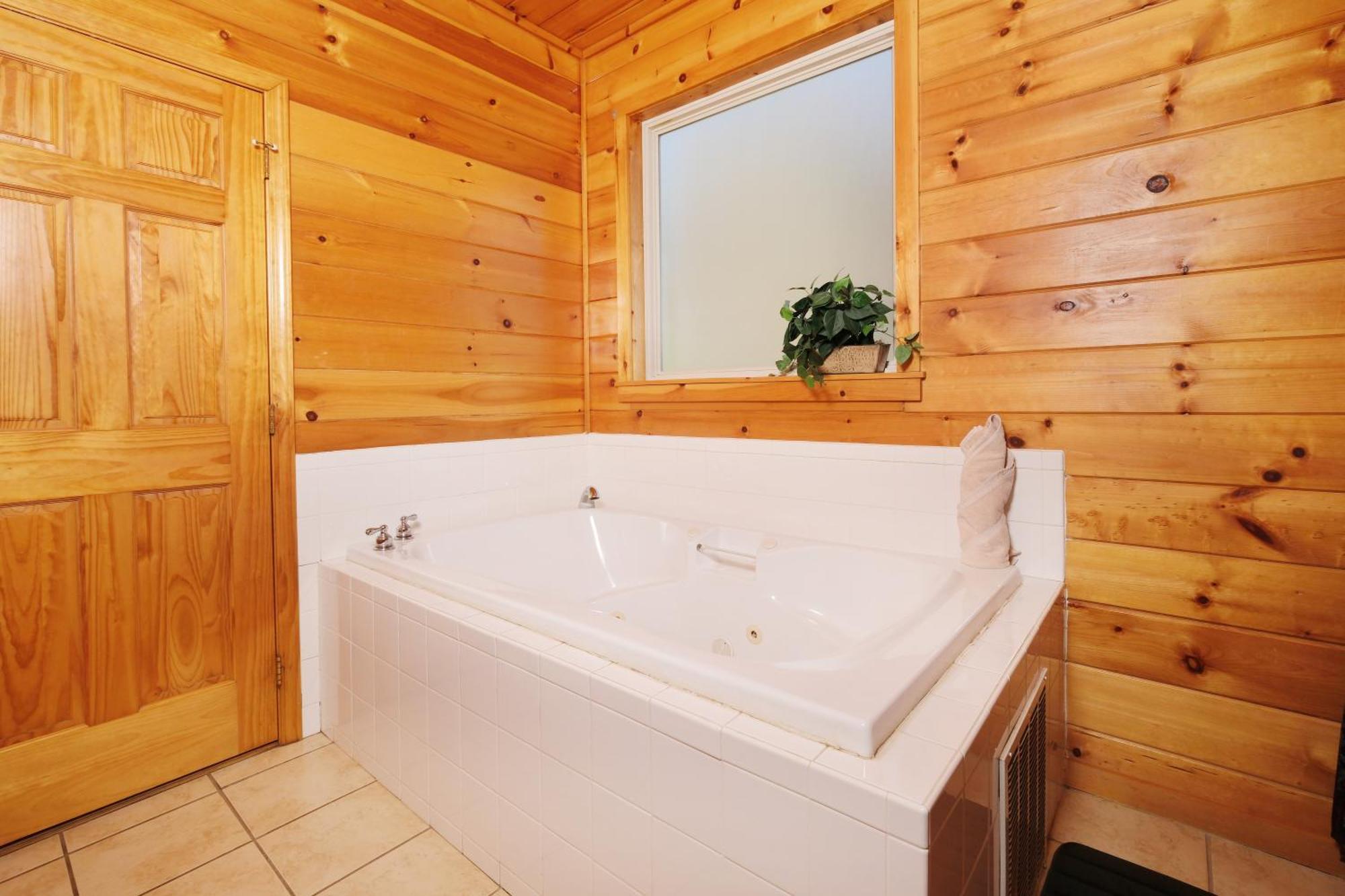 Spacious 6br Views Gameroom Theater Hot Tub Free Attraction Tickets Holiday home Pigeon Forge