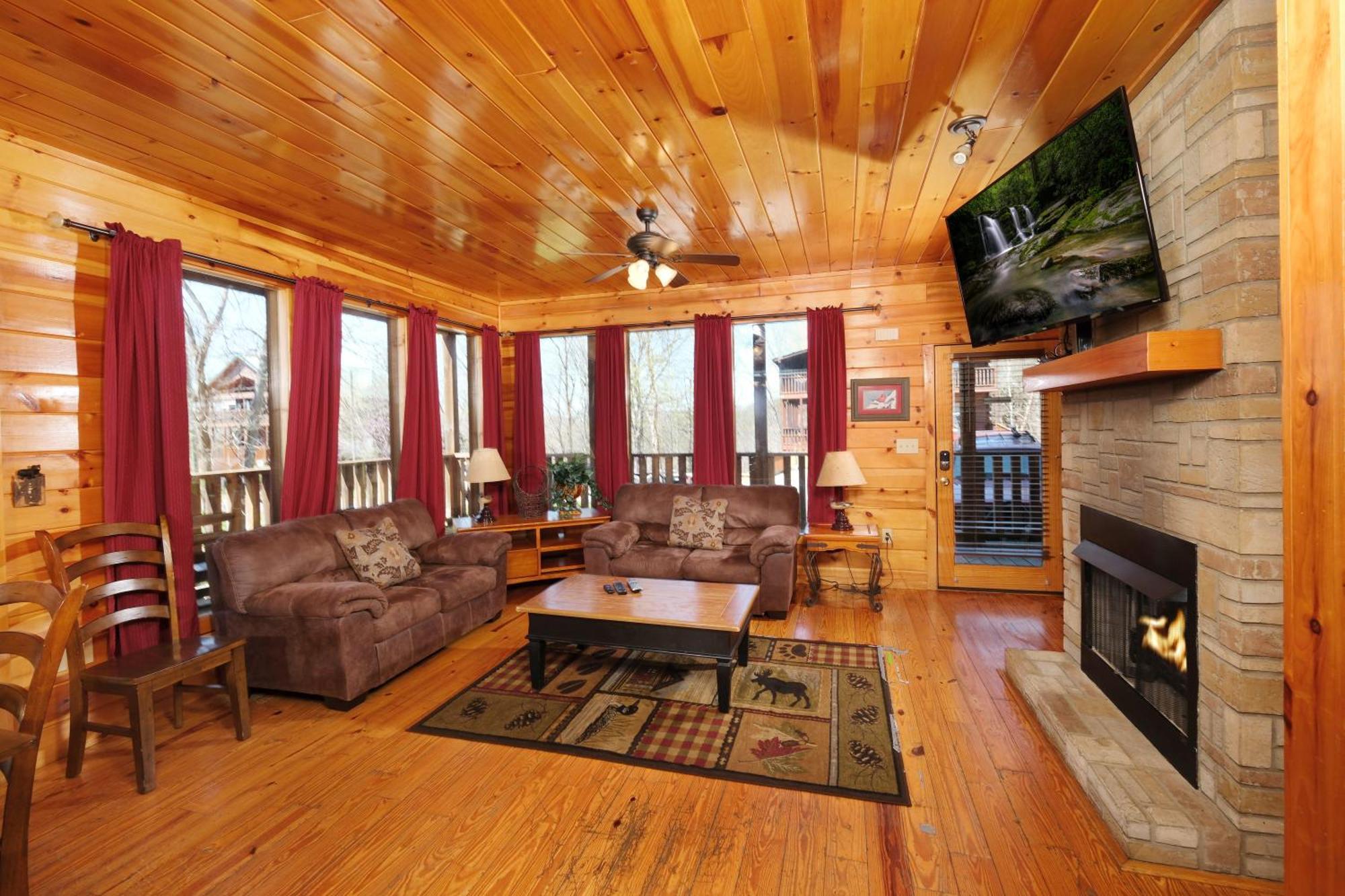 Spacious 6br Views Gameroom Theater Hot Tub Free Attraction Tickets Pigeon Forge