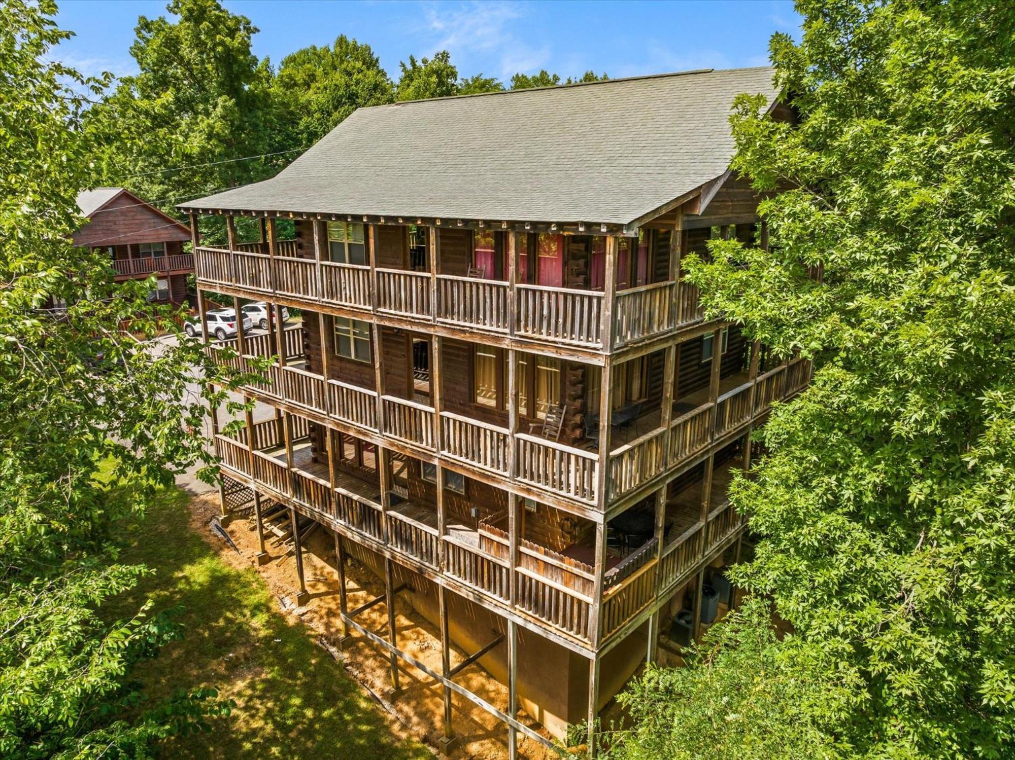 Spacious 6br Views Gameroom Theater Hot Tub Free Attraction Tickets Holiday home Pigeon Forge