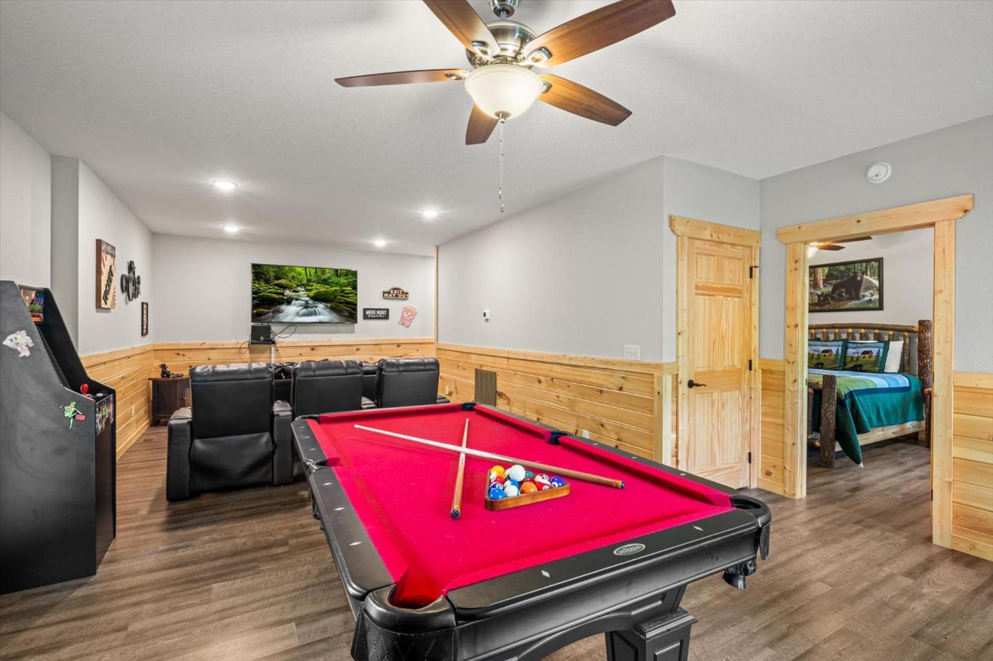 Cozy 2br Theater Gameroom Hot Tub Free Attraction Tickets Holiday home