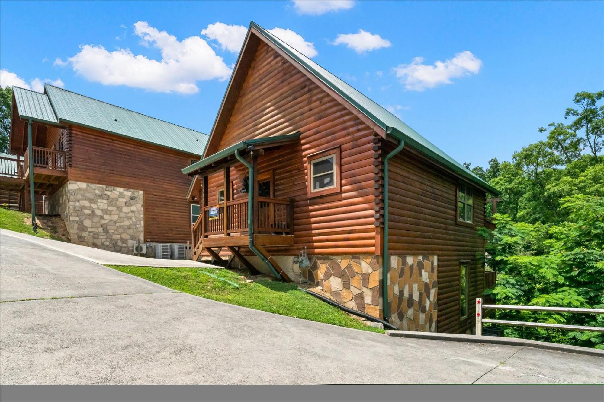 Cozy 2br Theater Gameroom Hot Tub Free Attraction Tickets Holiday home *