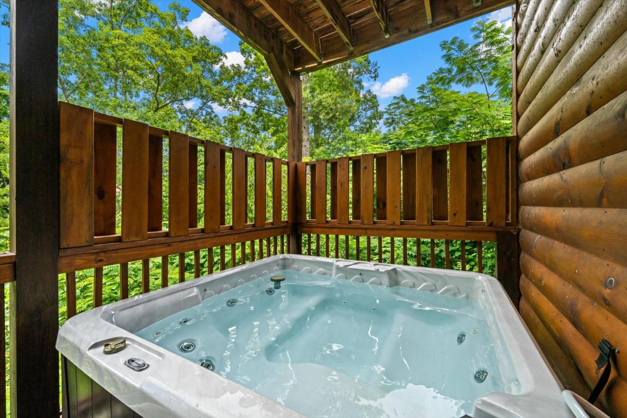 Cozy 2br Theater Gameroom Hot Tub Free Attraction Tickets Holiday home