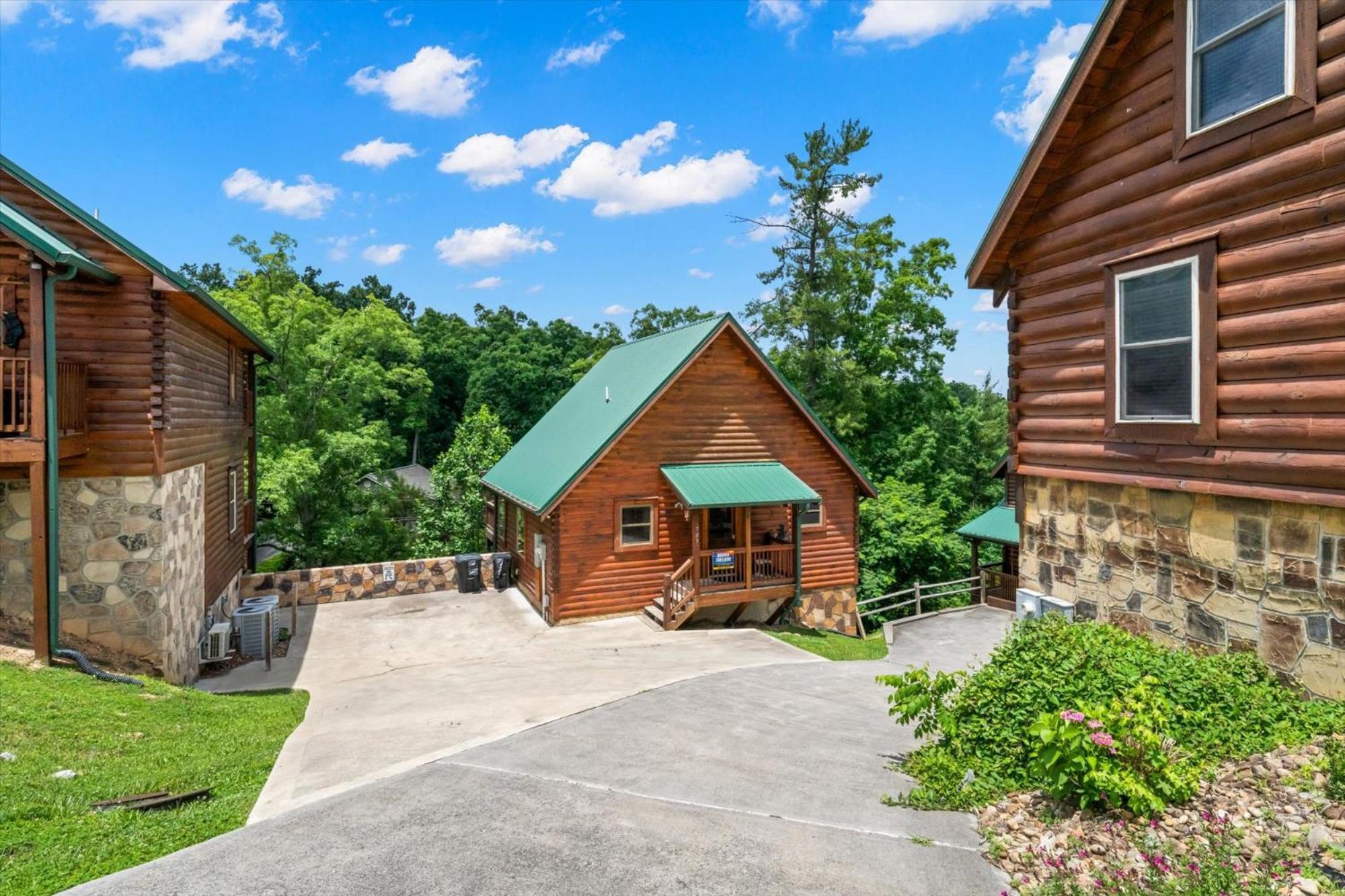 Cozy 2br Theater Gameroom Hot Tub Free Attraction Tickets Holiday home Pigeon Forge