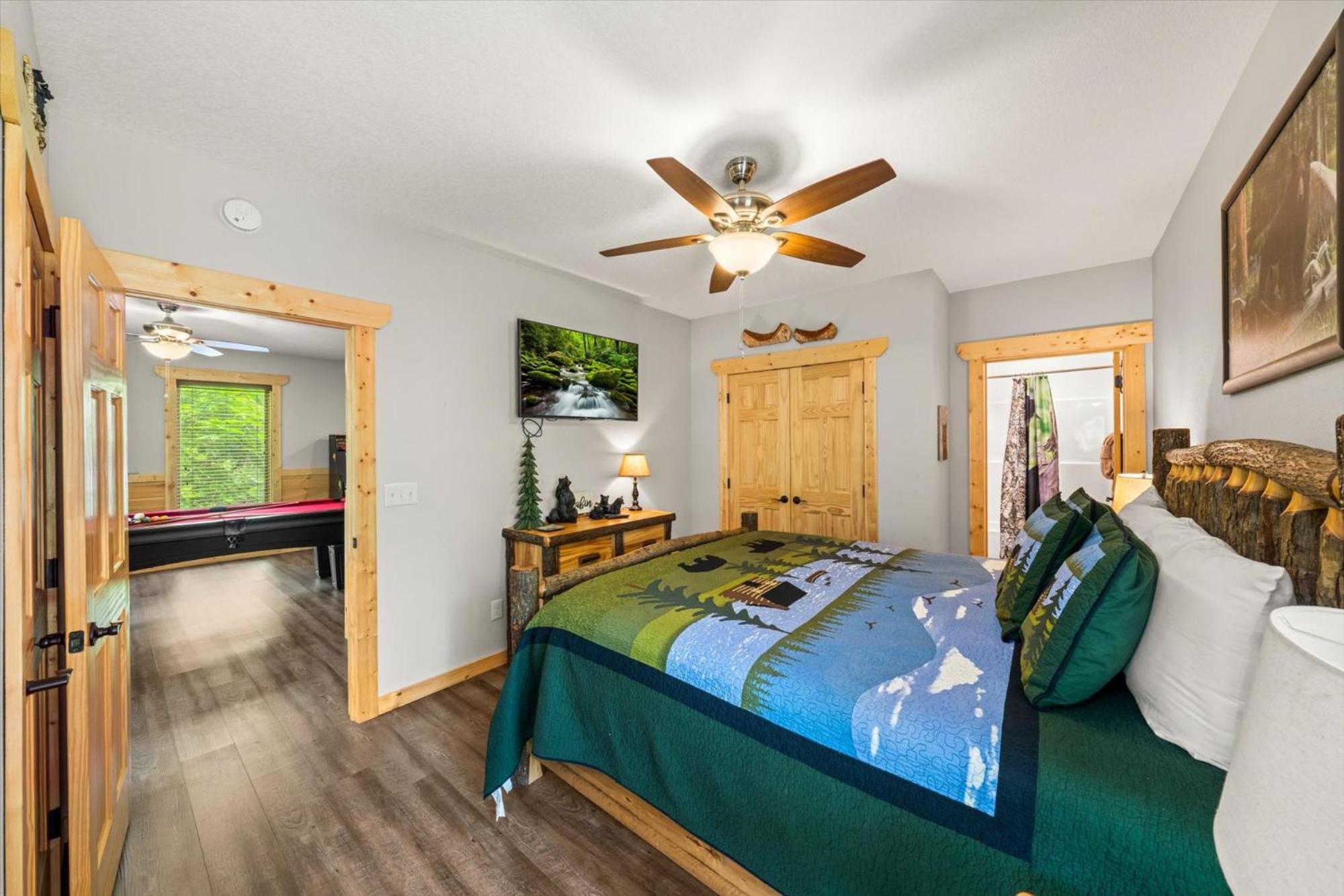 Cozy 2br Theater Gameroom Hot Tub Free Attraction Tickets