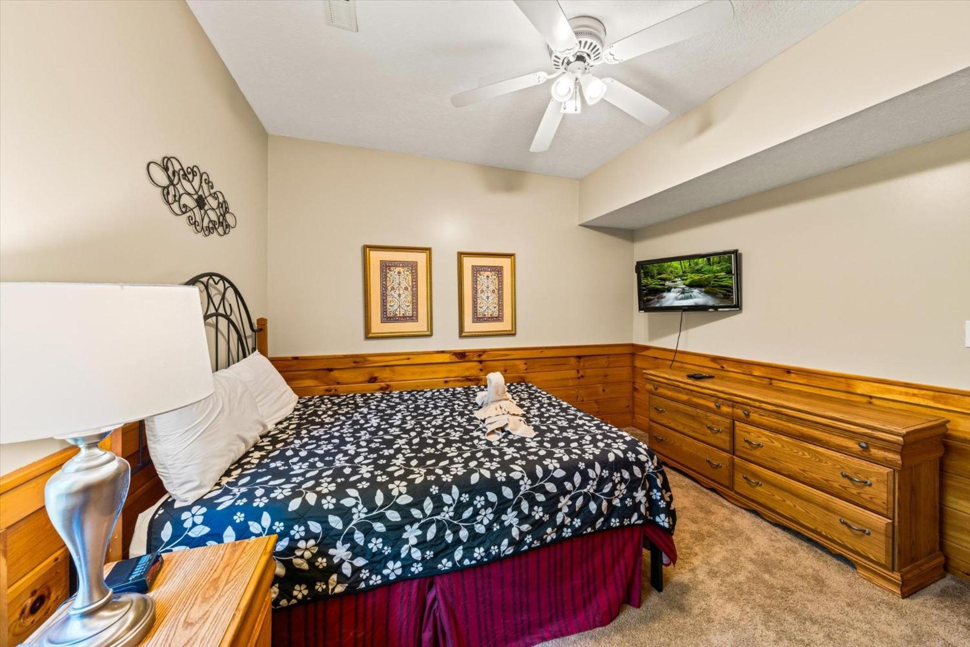 Holiday home Spacious 5br 7 Min To Pkwy Hot Tub