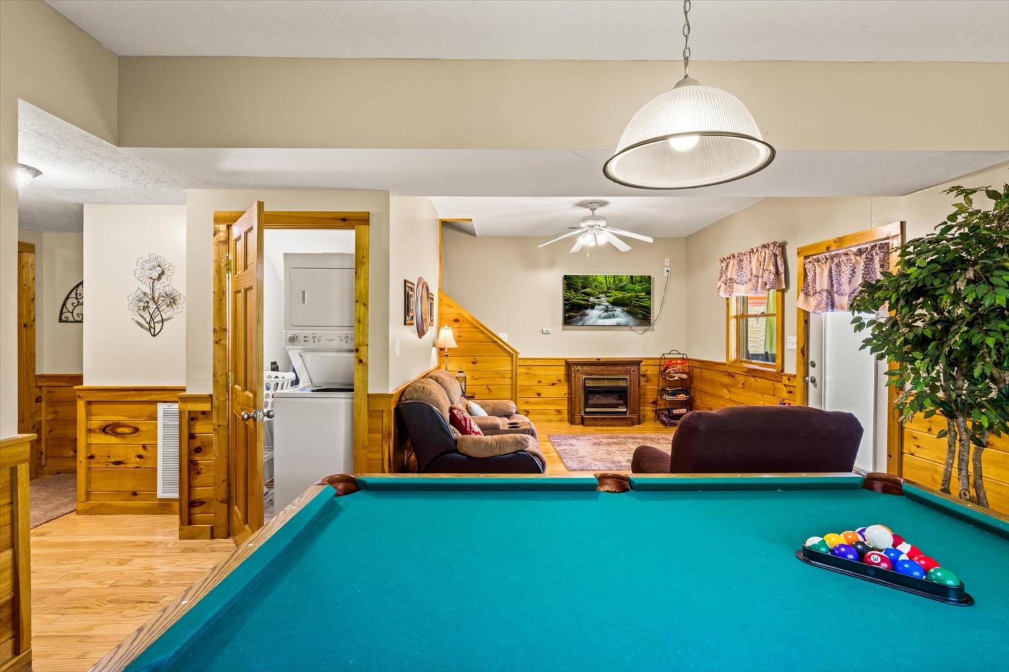 Spacious 5br 7 Min To Pkwy Hot Tub Holiday home *