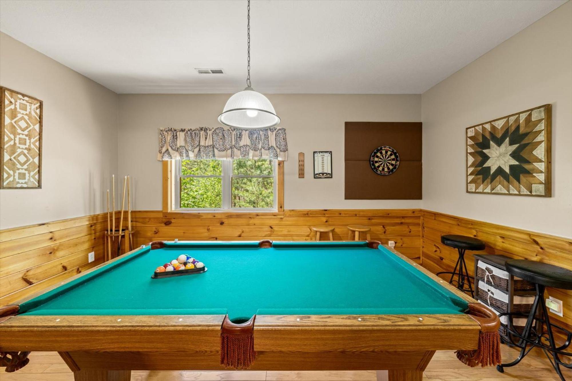 Spacious 5br 7 Min To Pkwy Hot Tub *