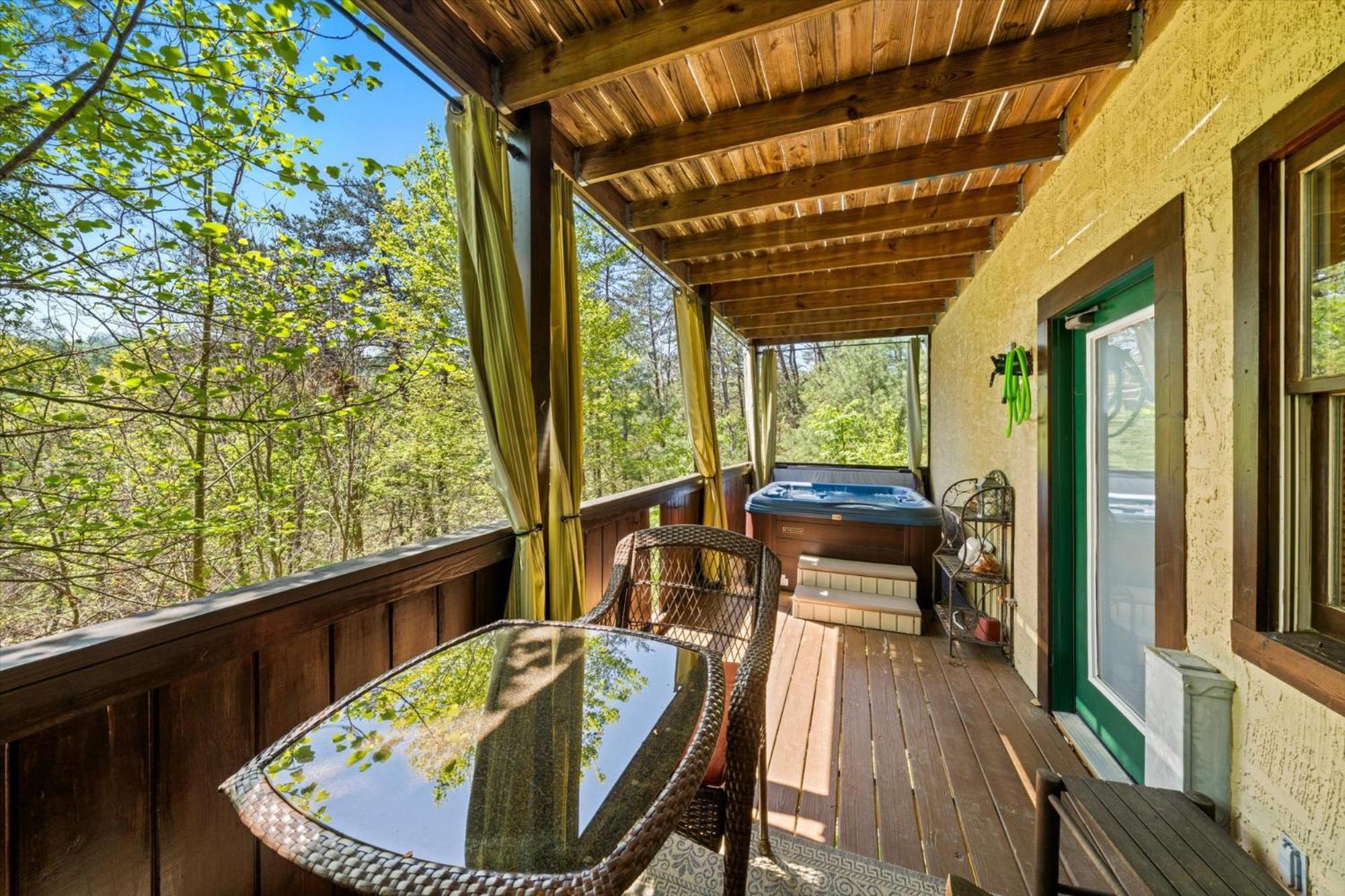 Spacious 5br 7 Min To Pkwy Hot Tub Holiday home *
