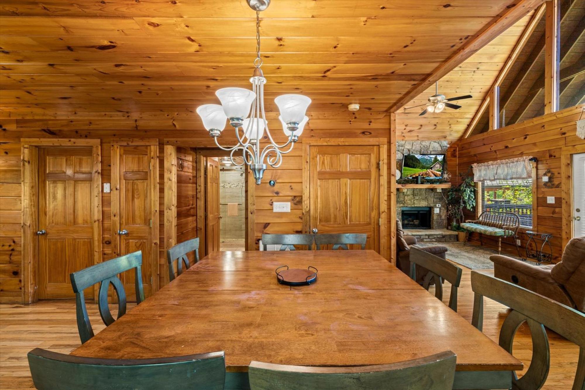 Spacious 5br 7 Min To Pkwy Hot Tub *