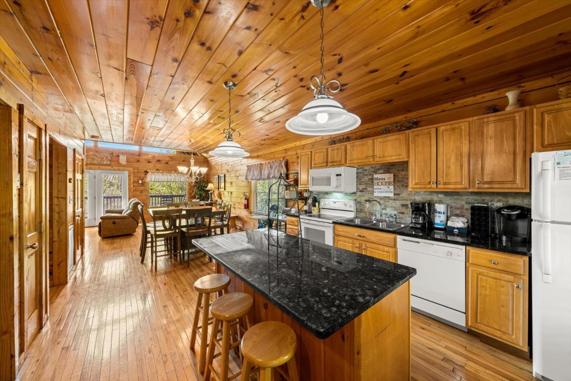 Spacious 5br 7 Min To Pkwy Hot Tub *