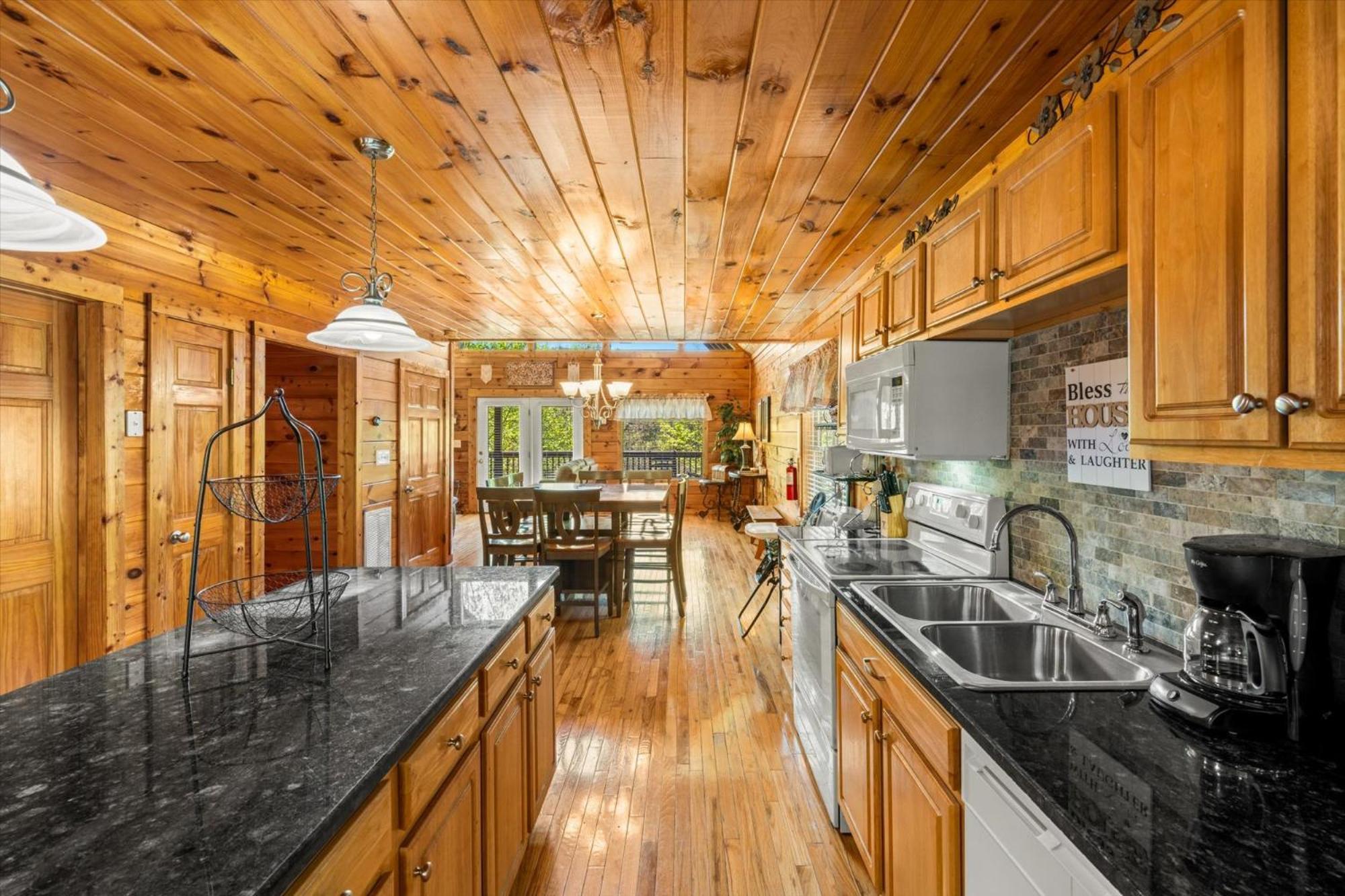 Spacious 5br 7 Min To Pkwy Hot Tub Pigeon Forge