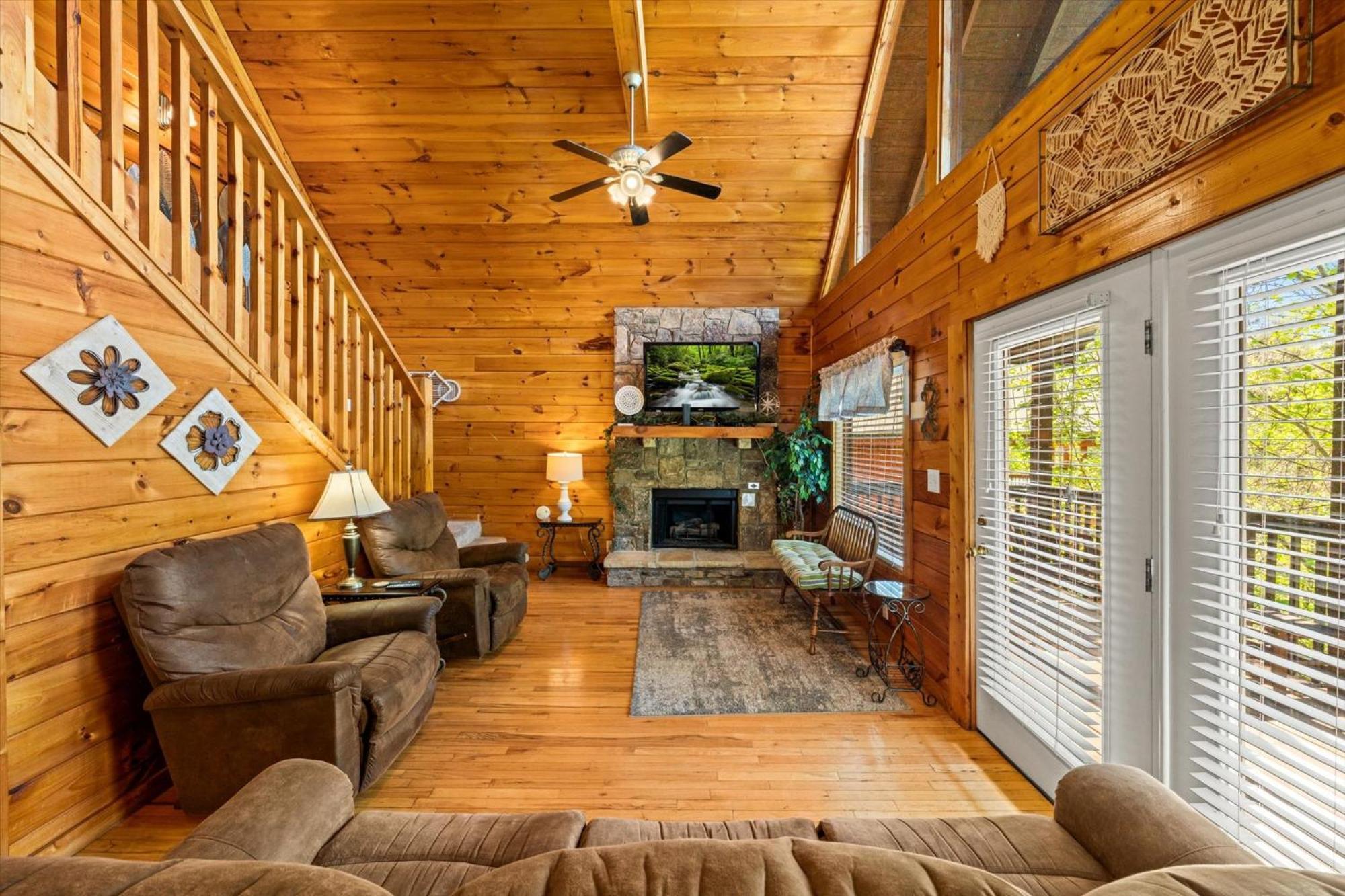 Spacious 5br 7 Min To Pkwy Hot Tub Holiday home