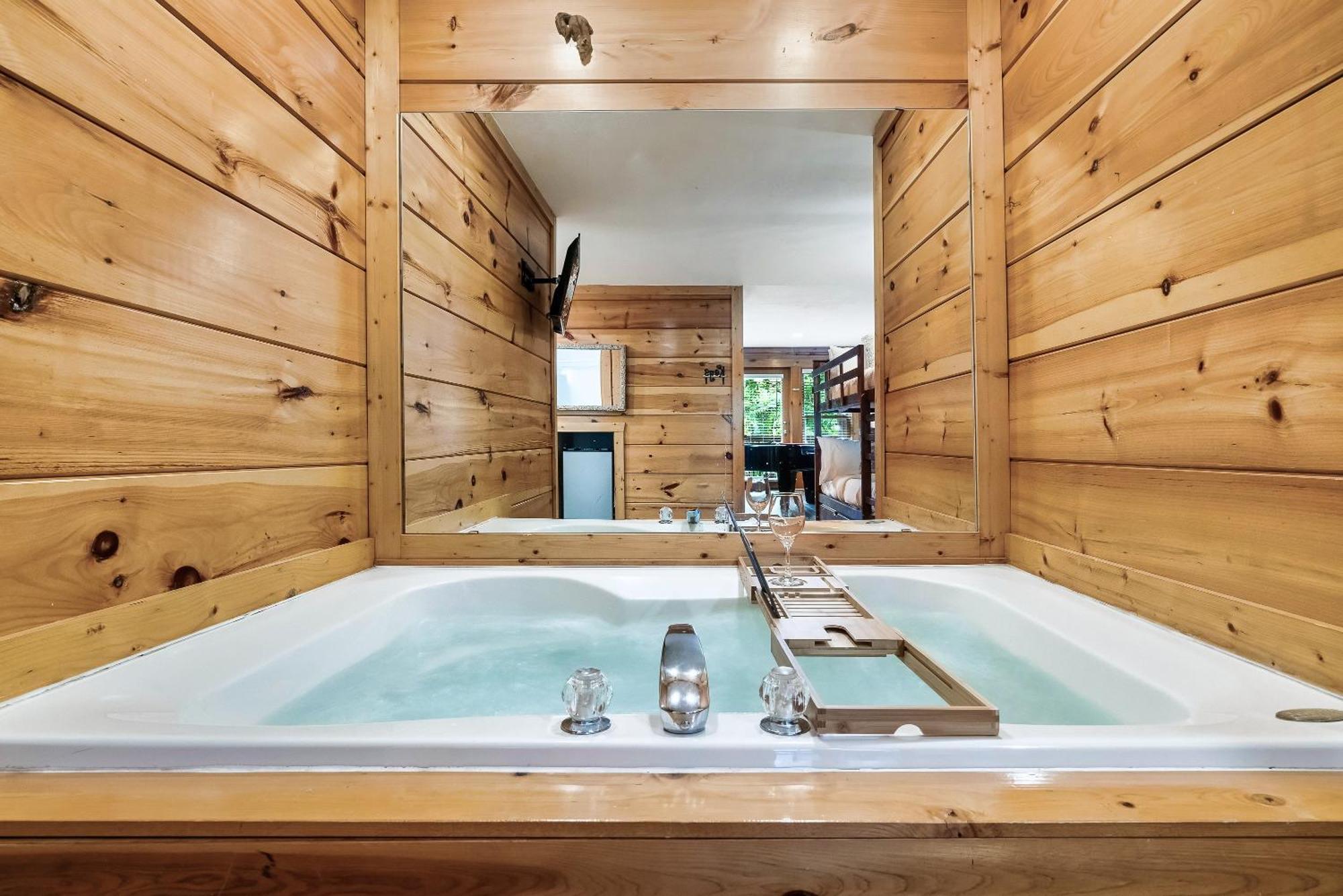 Pet Friendly 2br Just 5 Min To Pkwy! Free Attraction Tickets Holiday home