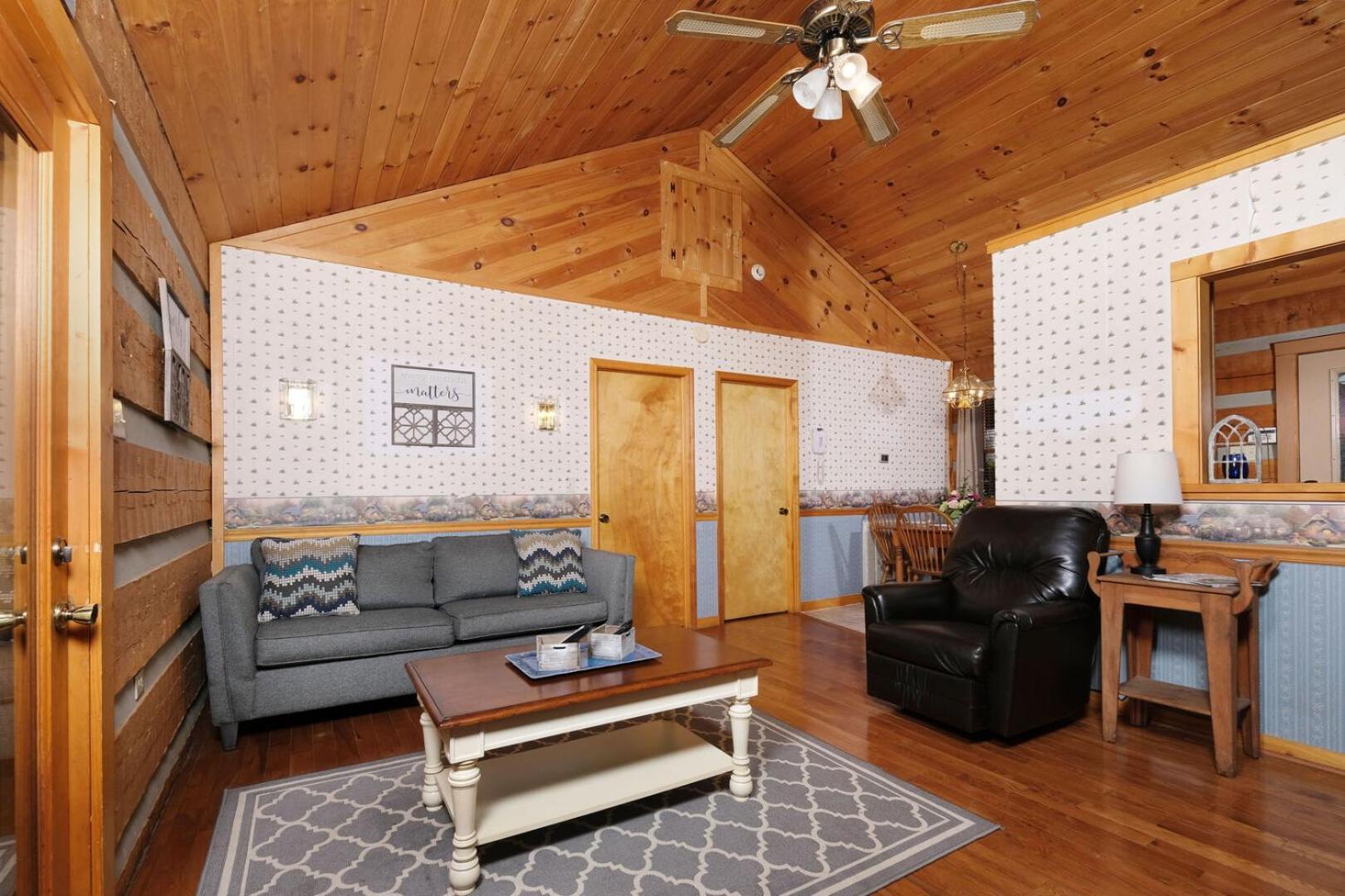 Cozy 2br Hot Tub Free Attraction Tickets Holiday home Pigeon Forge