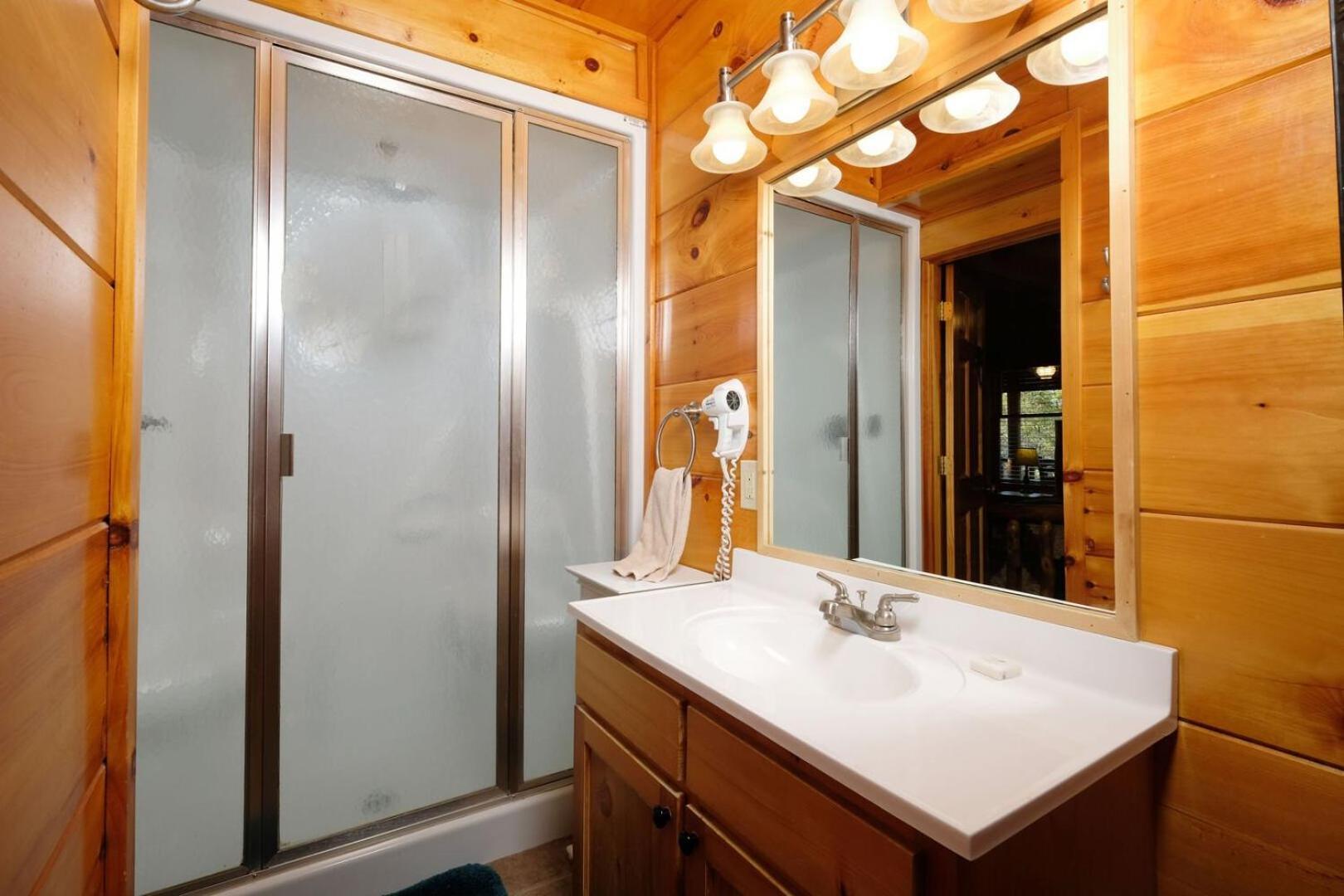 Cozy 1br Ziplines Hot Tub Pool Table Free Attraction Tickets Holiday home Pigeon Forge