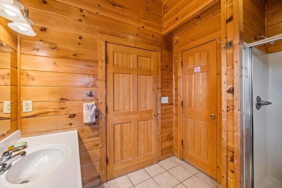 Secluded And Spacious 2br Hot Tub Pool Table Free Attraction Tickets