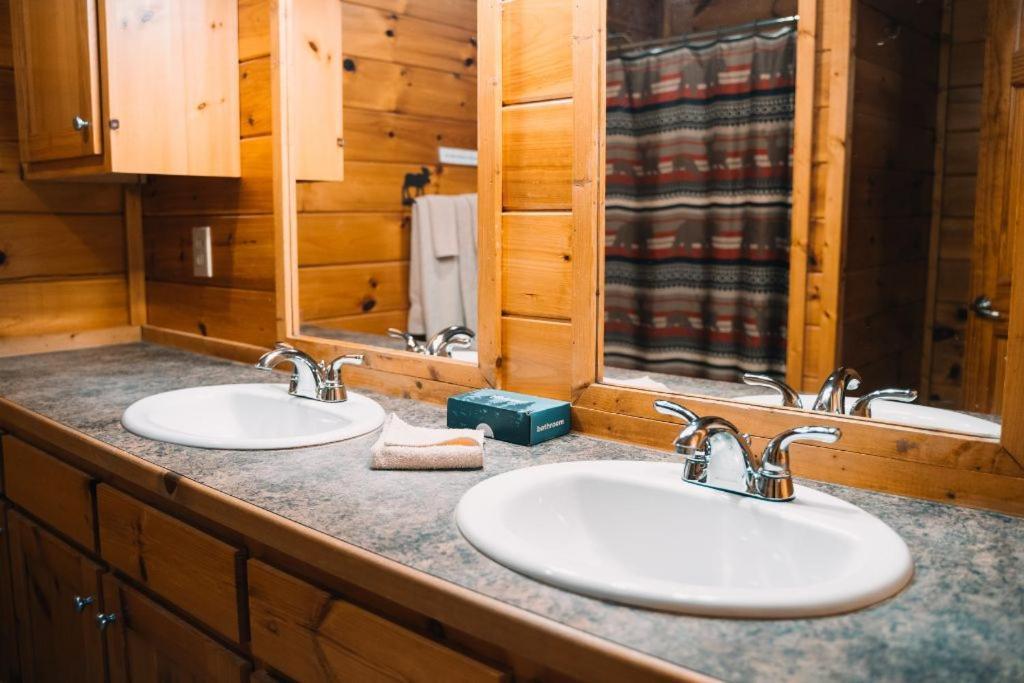 Spacious 4br 5 Min To Pkwy Hot Tub Free Attraction Tickets Holiday home Pigeon Forge