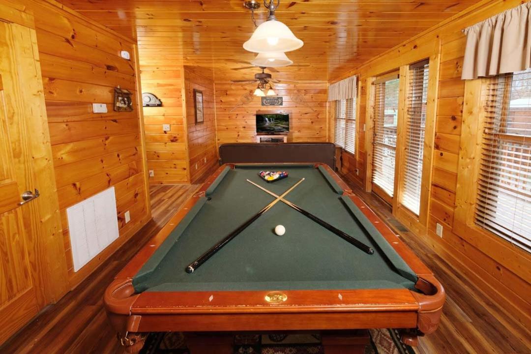 Spacious 4br 5 Min To Pkwy Hot Tub Free Attraction Tickets Holiday home Pigeon Forge