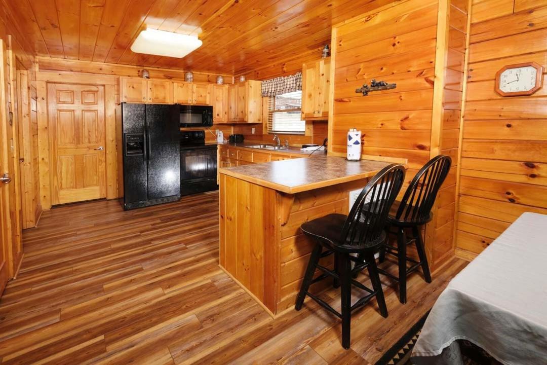 Spacious 4br 5 Min To Pkwy Hot Tub Free Attraction Tickets Pigeon Forge