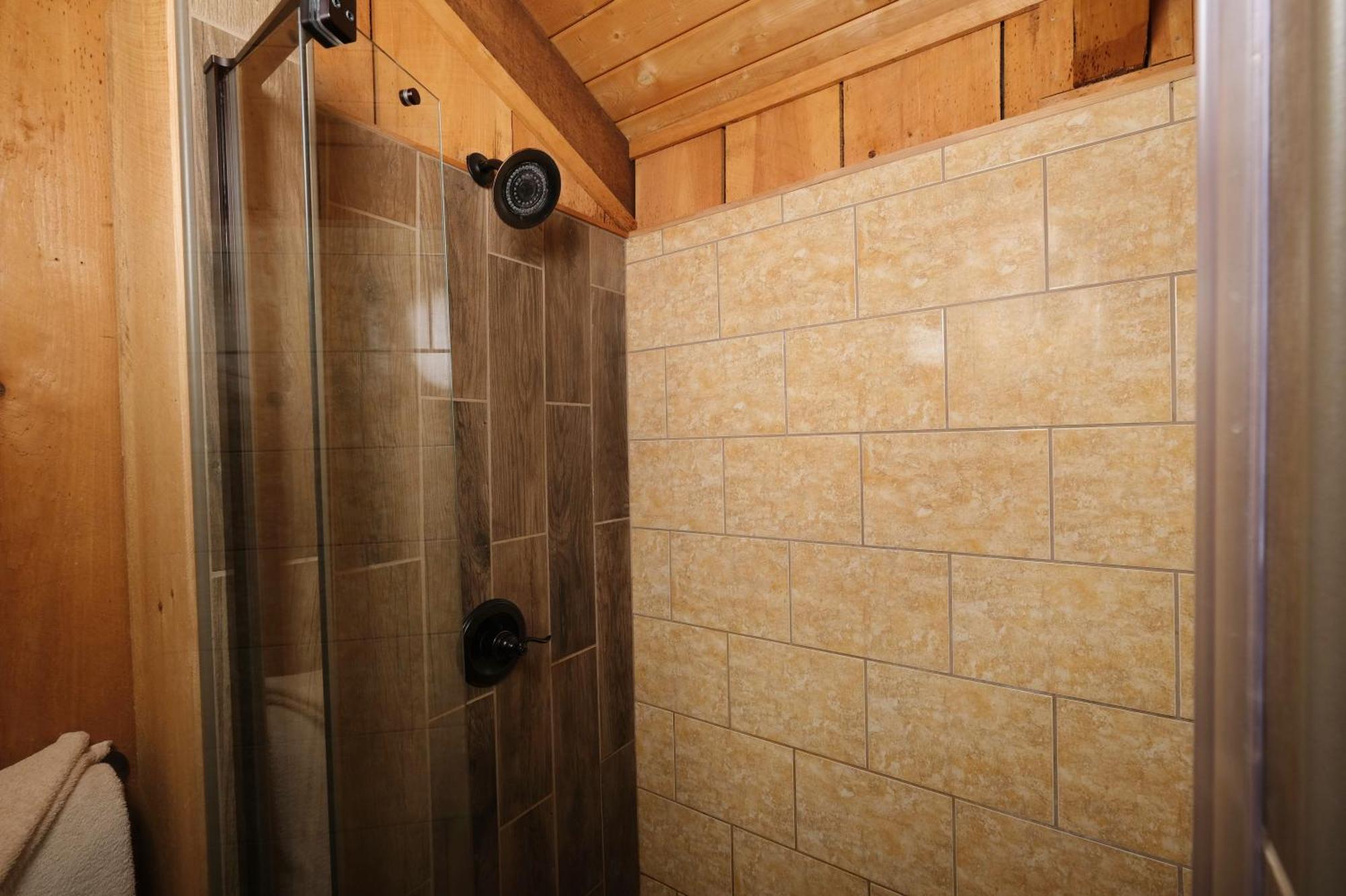 Cozy 1br Stunning Views Hot Tub Fire Pit Free Attraction Tickets Holiday home Pigeon Forge