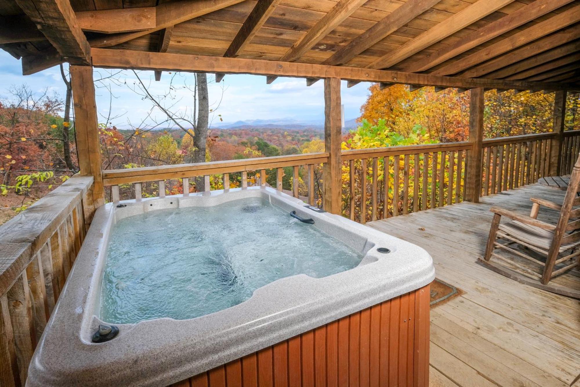 Cozy 1br Stunning Views Hot Tub Fire Pit Free Attraction Tickets Holiday home Pigeon Forge