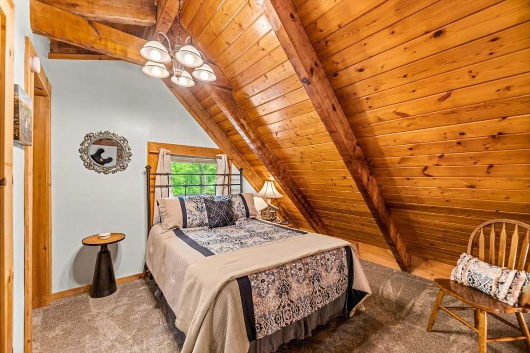 Black Bear's Den By Colonial Holiday home *