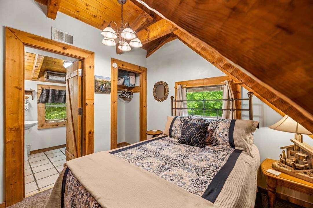 Black Bear's Den By Colonial * Pigeon Forge