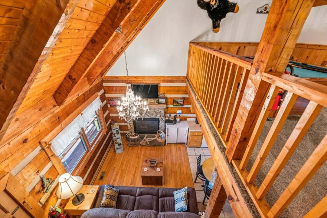Black Bear's Den By Colonial * Pigeon Forge
