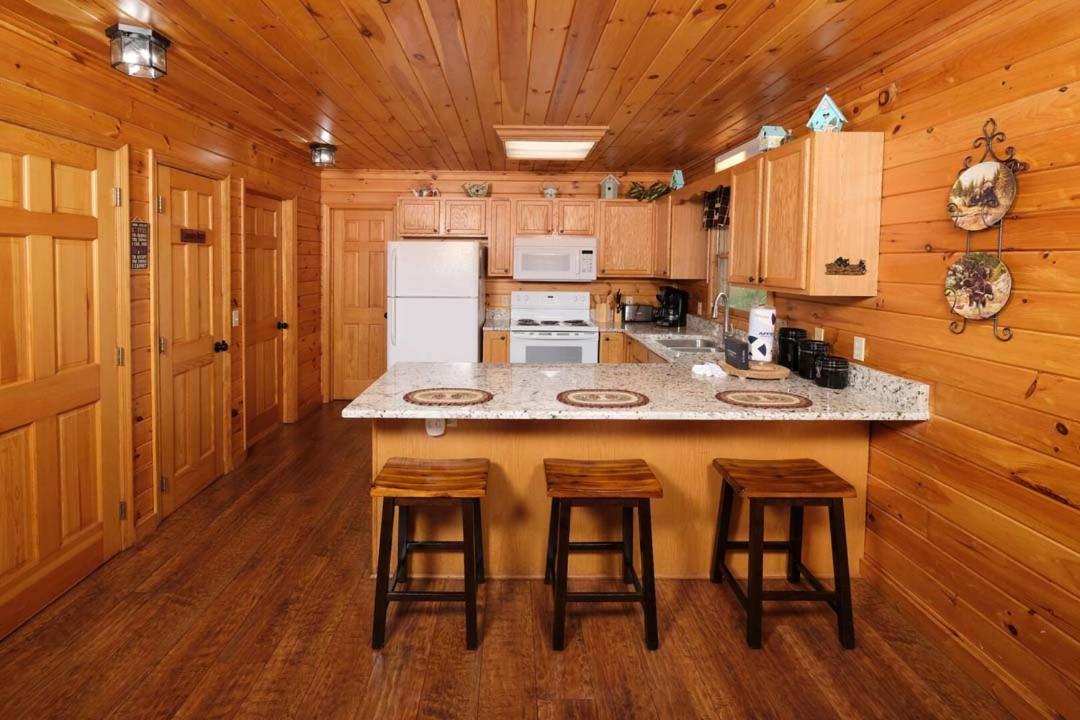 Holiday home Beauty And The Bear By Colonial Properties Pigeon Forge