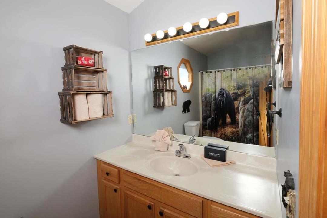 Beauty And The Bear By Colonial Properties Holiday home Pigeon Forge