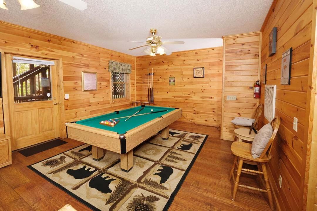 Beauty And The Bear By Colonial Properties Holiday home Pigeon Forge
