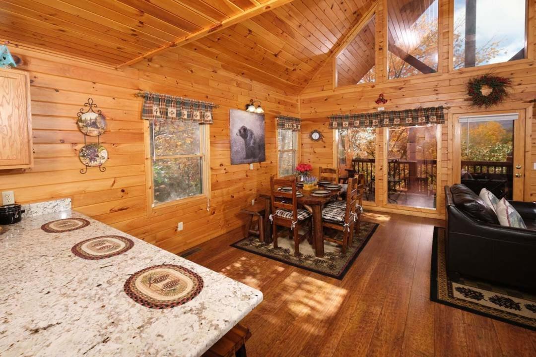 Beauty And The Bear By Colonial Properties Holiday home Pigeon Forge