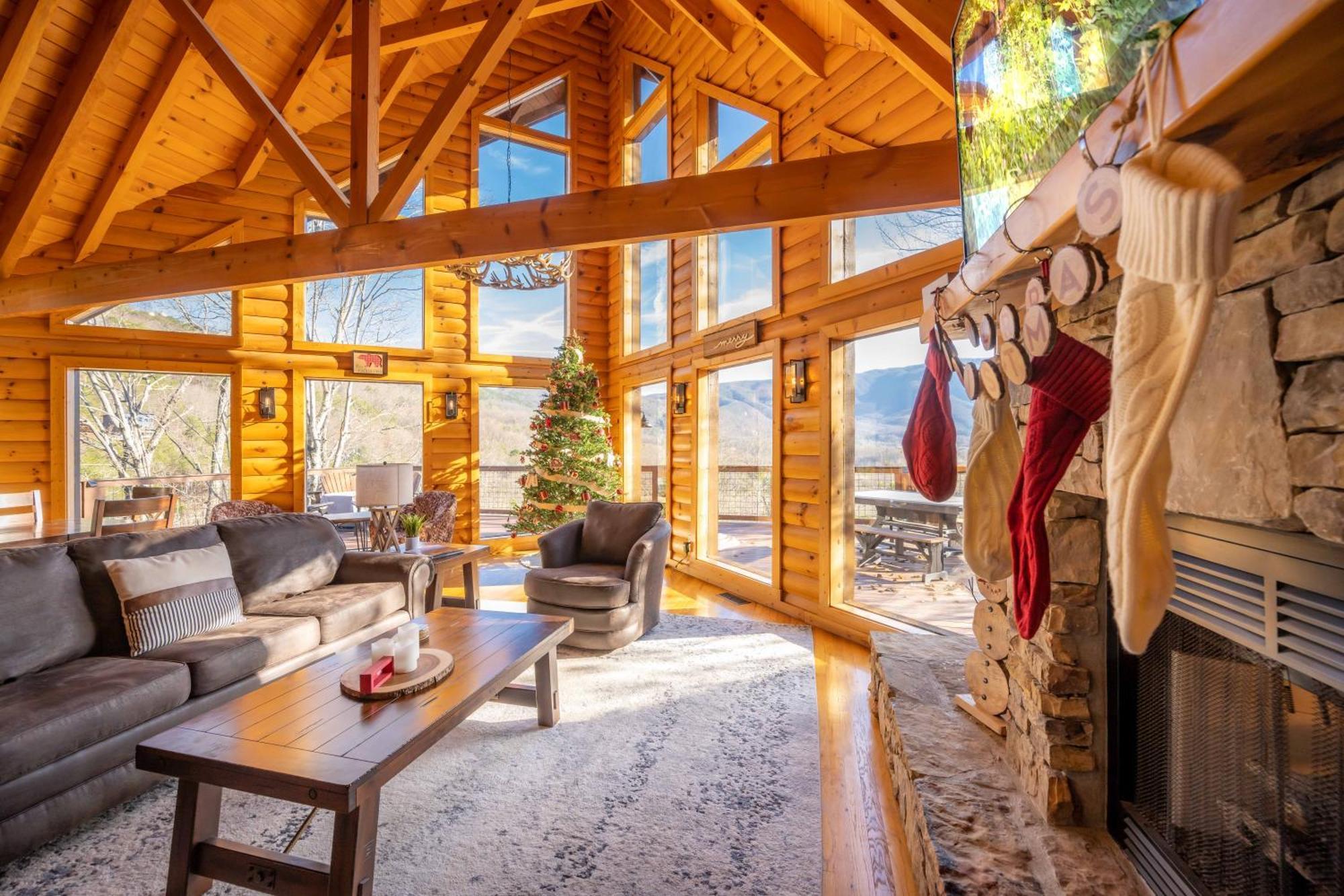 Breathtaking 5-bedroom Getaway With Game Room, Hot Tub, And Theatre *