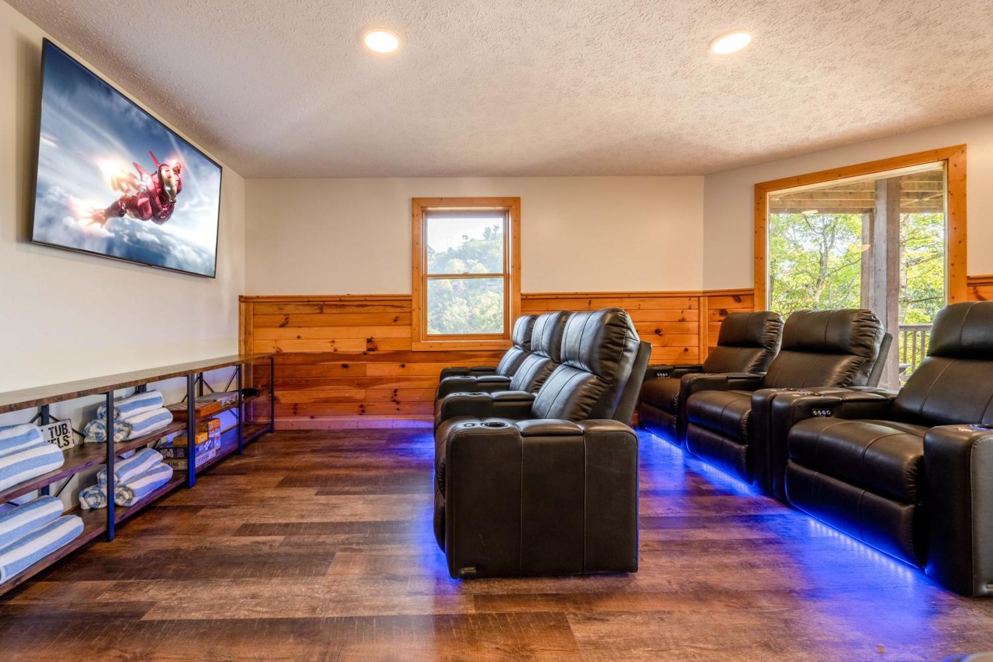 Breathtaking 5-bedroom Getaway With Game Room, Hot Tub, And Theatre Pigeon Forge