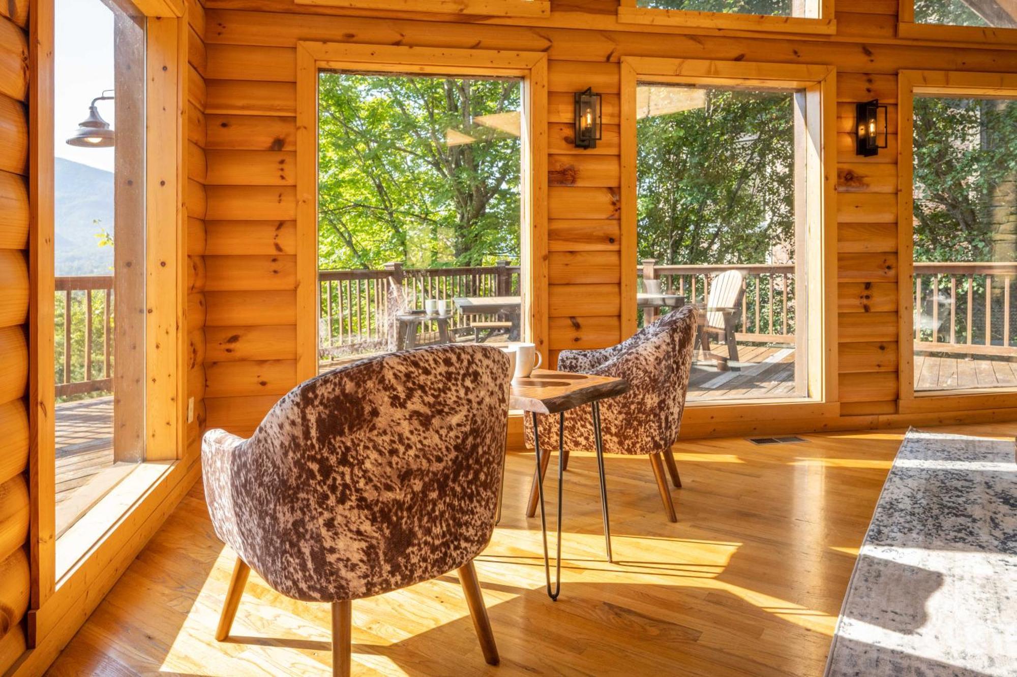 Holiday home Breathtaking 5-bedroom Getaway With Game Room, Hot Tub, And Theatre