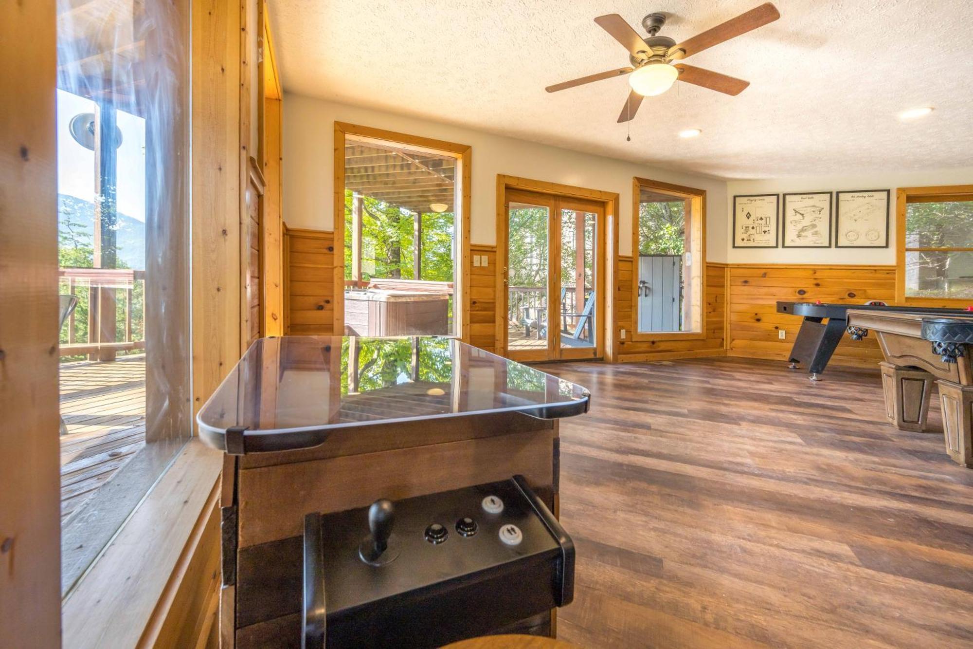 Breathtaking 5-bedroom Getaway With Game Room, Hot Tub, And Theatre Holiday home *