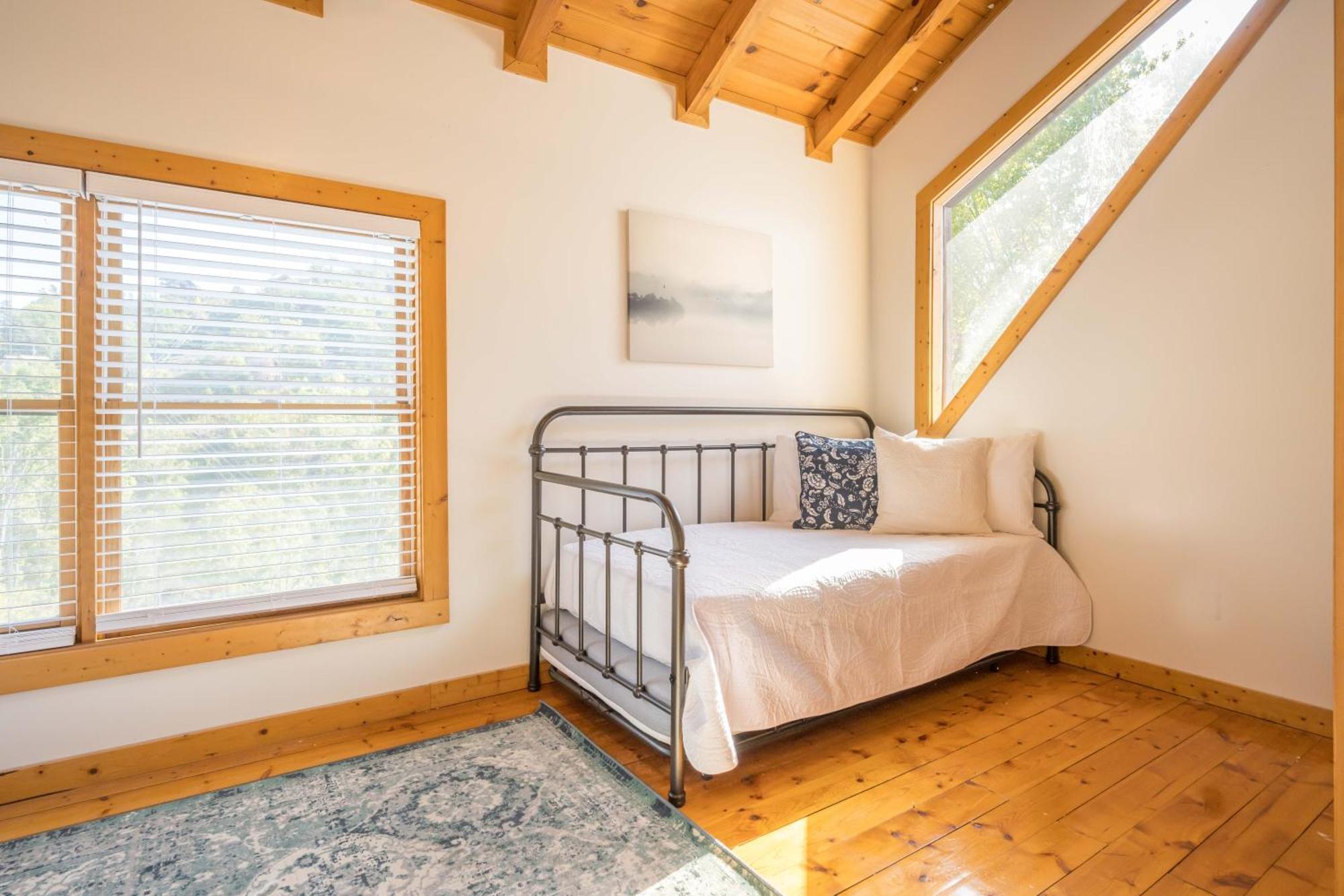 Holiday home Breathtaking 5-bedroom Getaway With Game Room, Hot Tub, And Theatre *