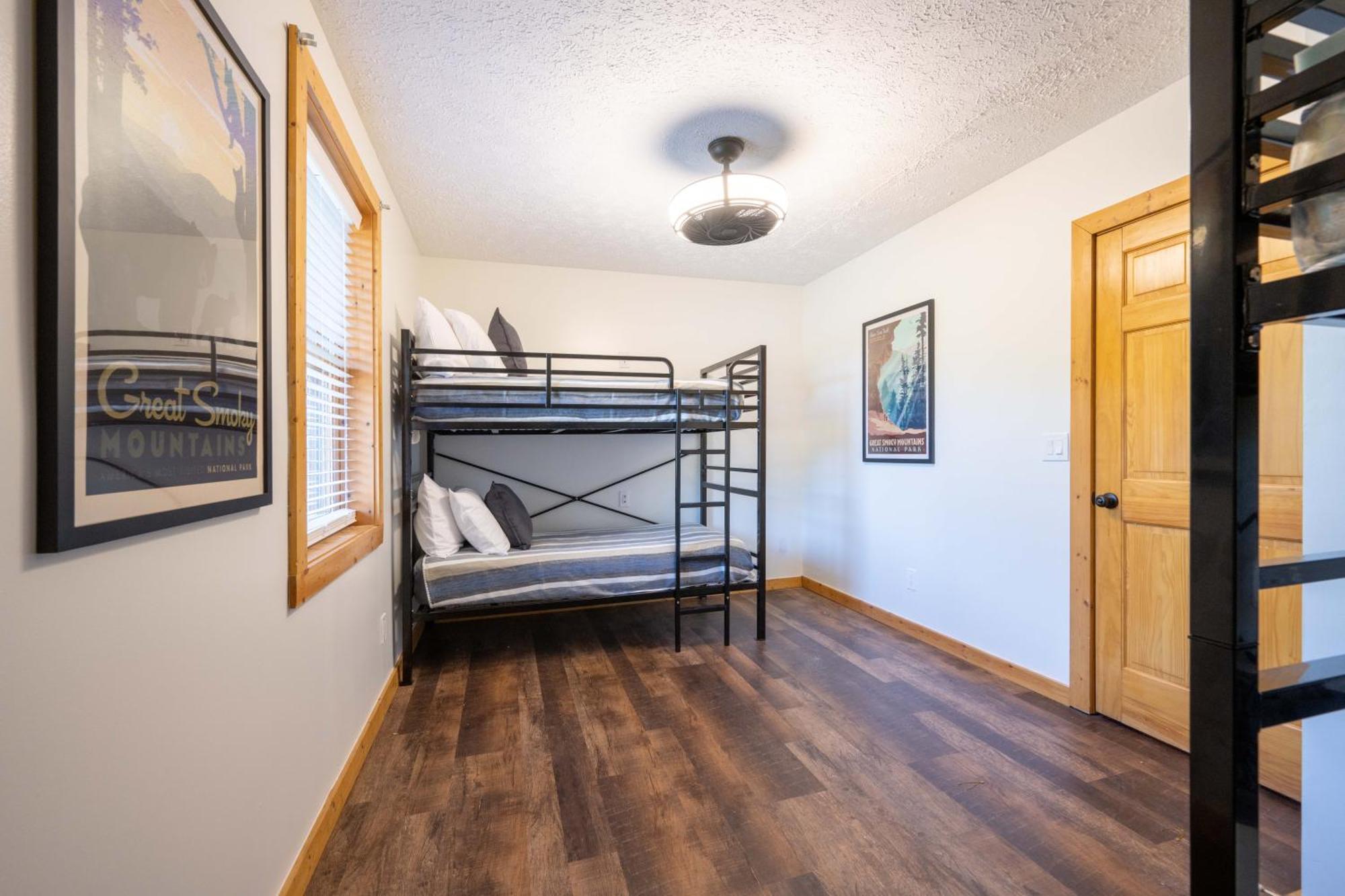 Breathtaking 5-bedroom Getaway With Game Room, Hot Tub, And Theatre Holiday home Pigeon Forge