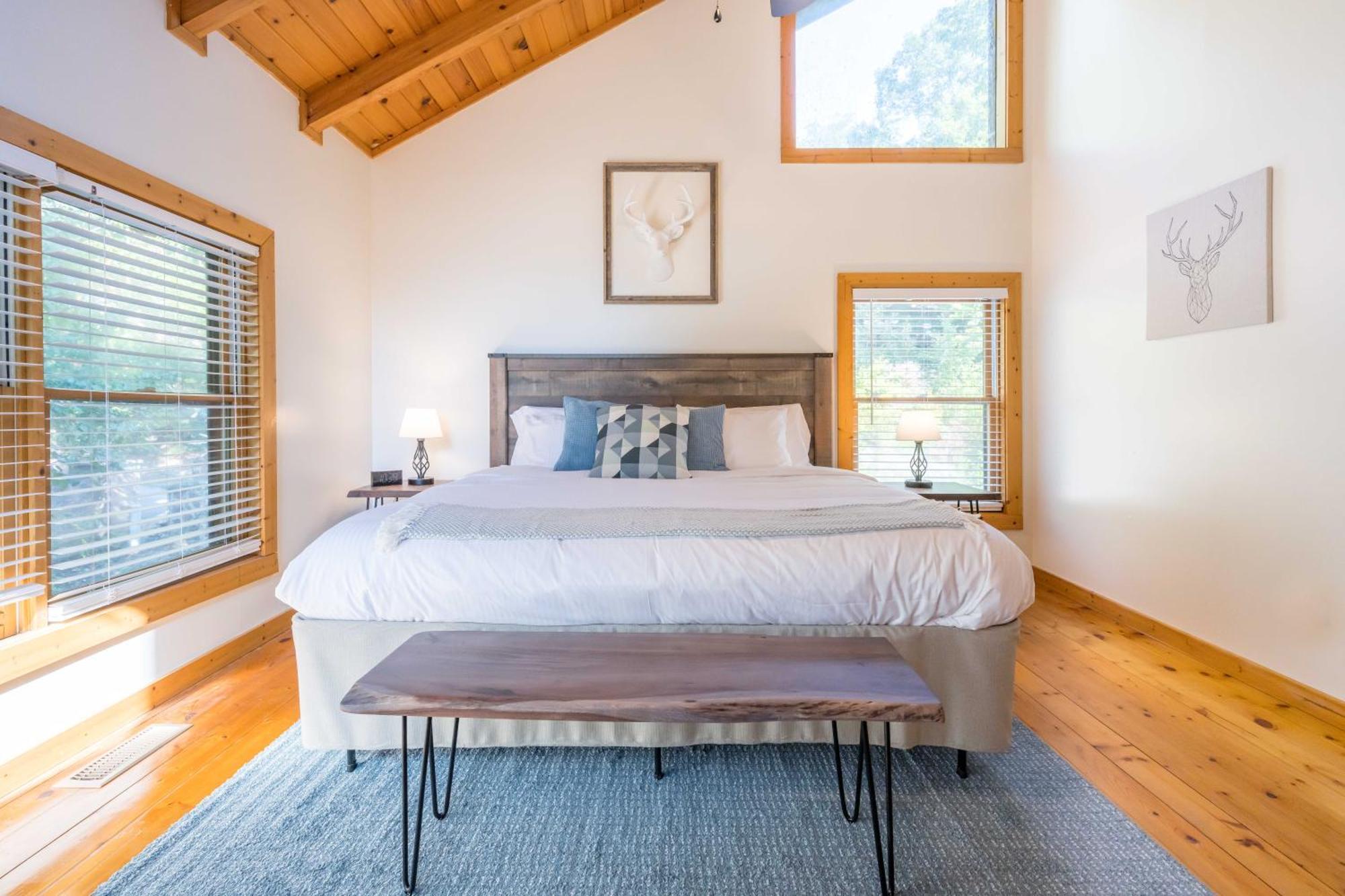Breathtaking 5-bedroom Getaway With Game Room, Hot Tub, And Theatre * Pigeon Forge