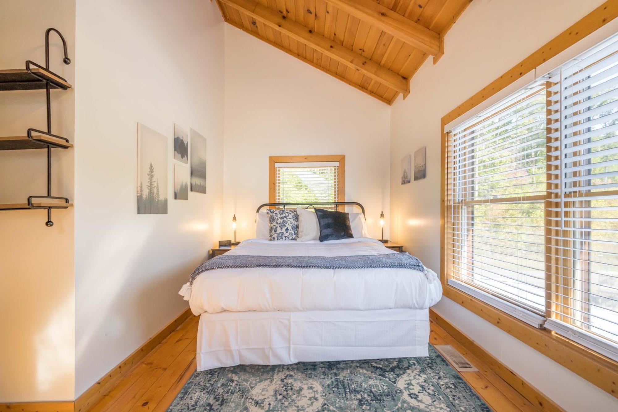 Breathtaking 5-bedroom Getaway With Game Room, Hot Tub, And Theatre Holiday home