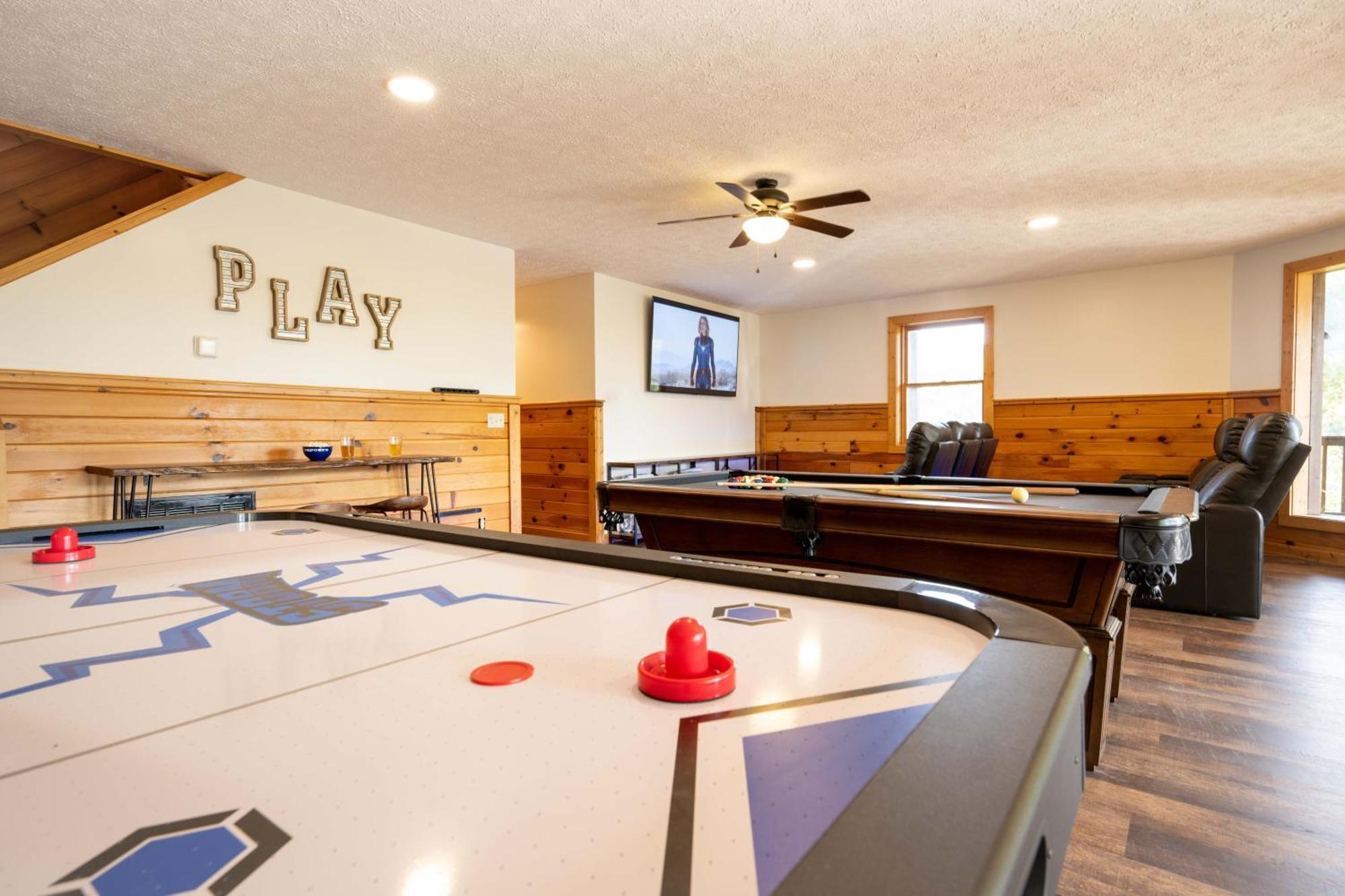 Breathtaking 5-bedroom Getaway With Game Room, Hot Tub, And Theatre Holiday home