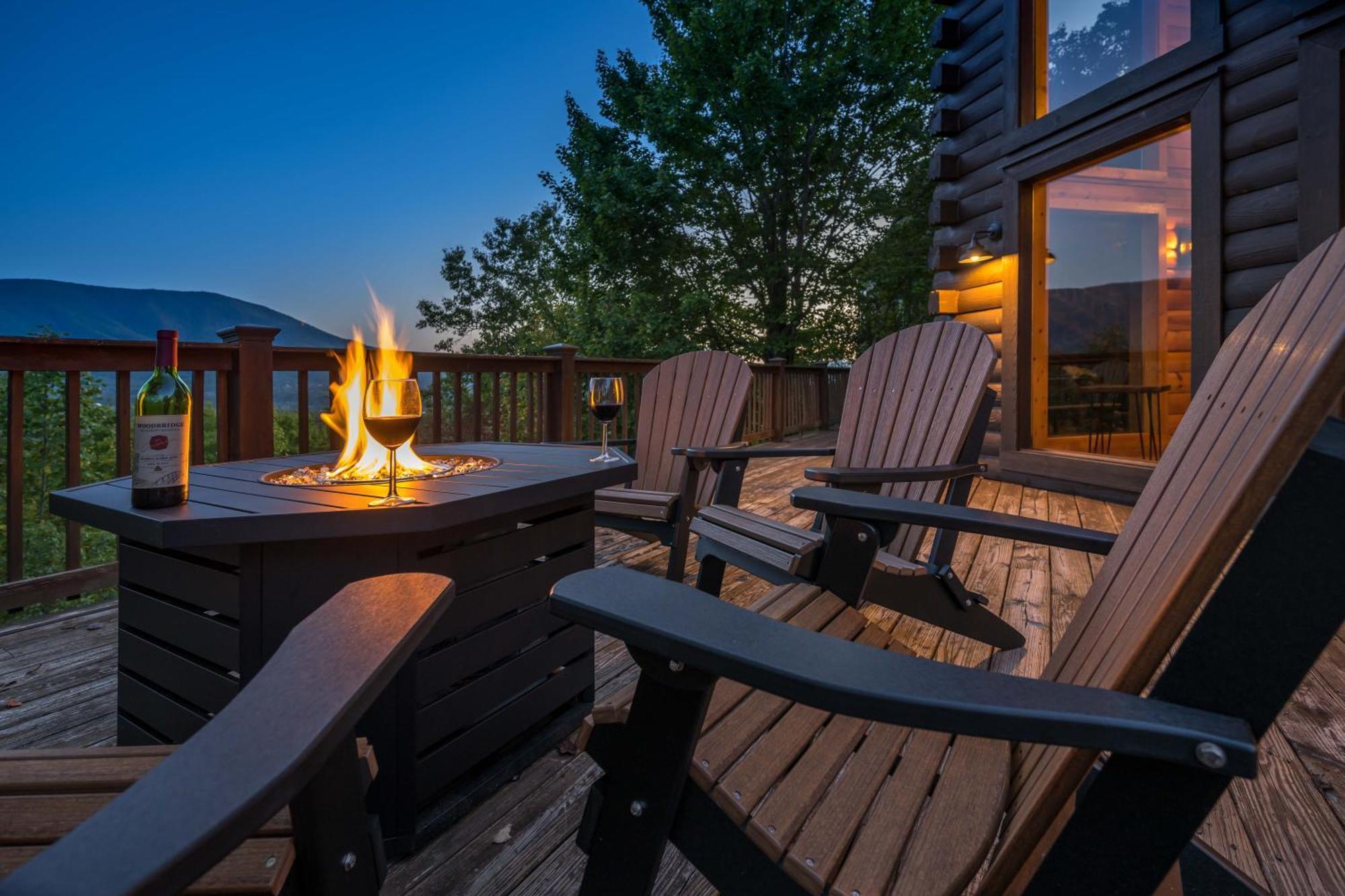 Holiday home Breathtaking 5-bedroom Getaway With Game Room, Hot Tub, And Theatre