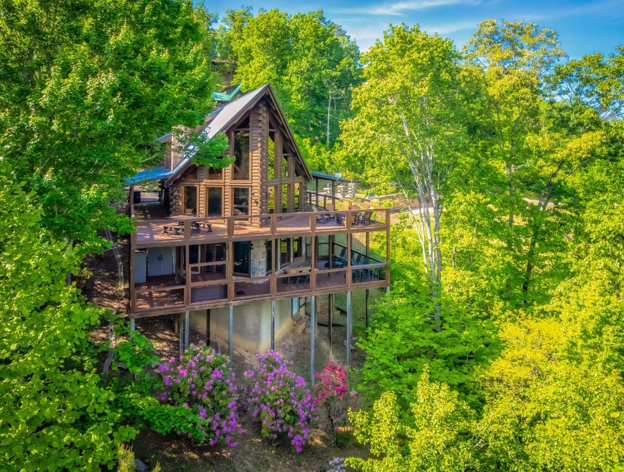Breathtaking 5-bedroom Getaway With Game Room, Hot Tub, And Theatre