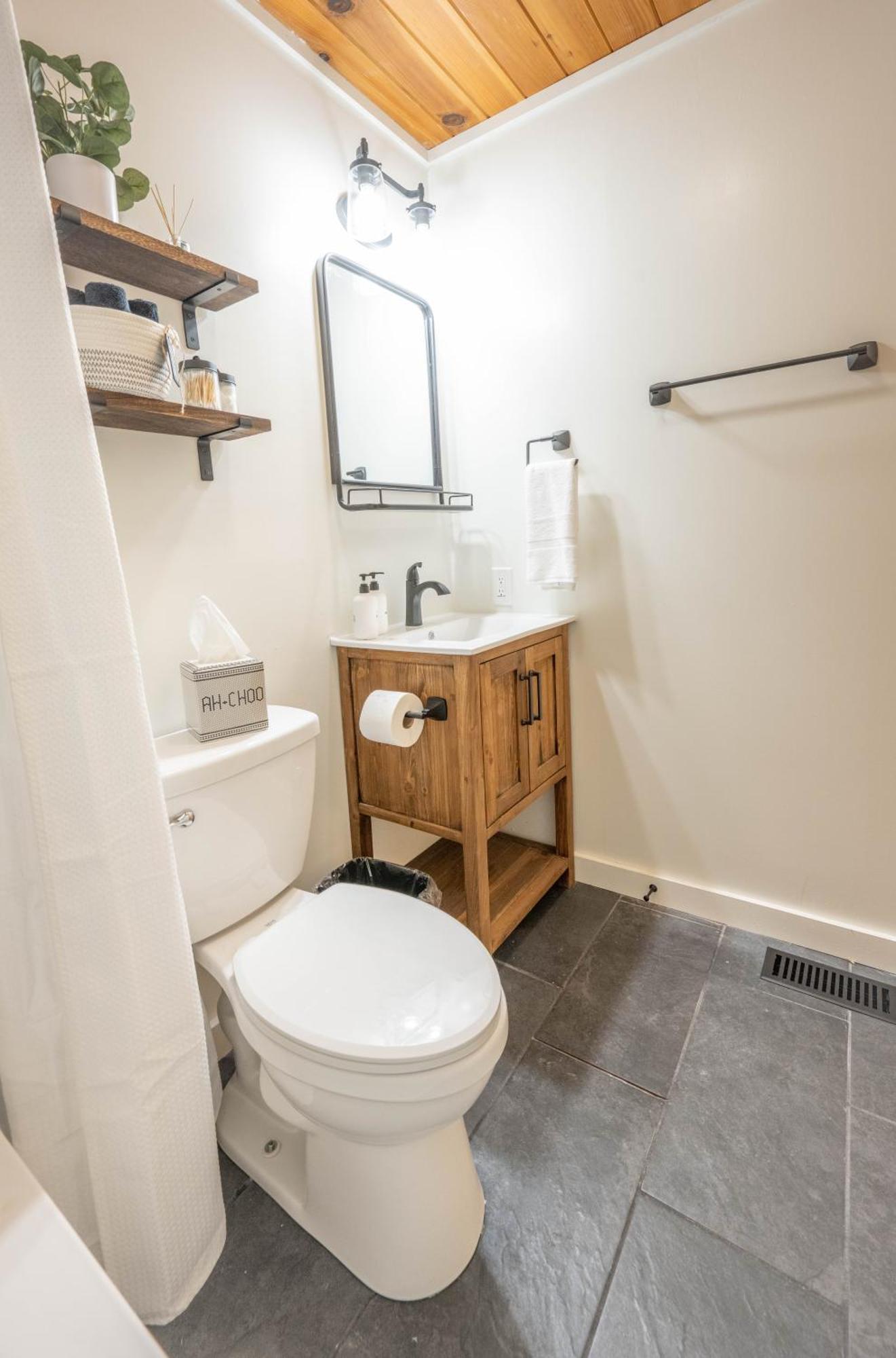 Breathtaking 5-bedroom Getaway With Game Room, Hot Tub, And Theatre Holiday home *