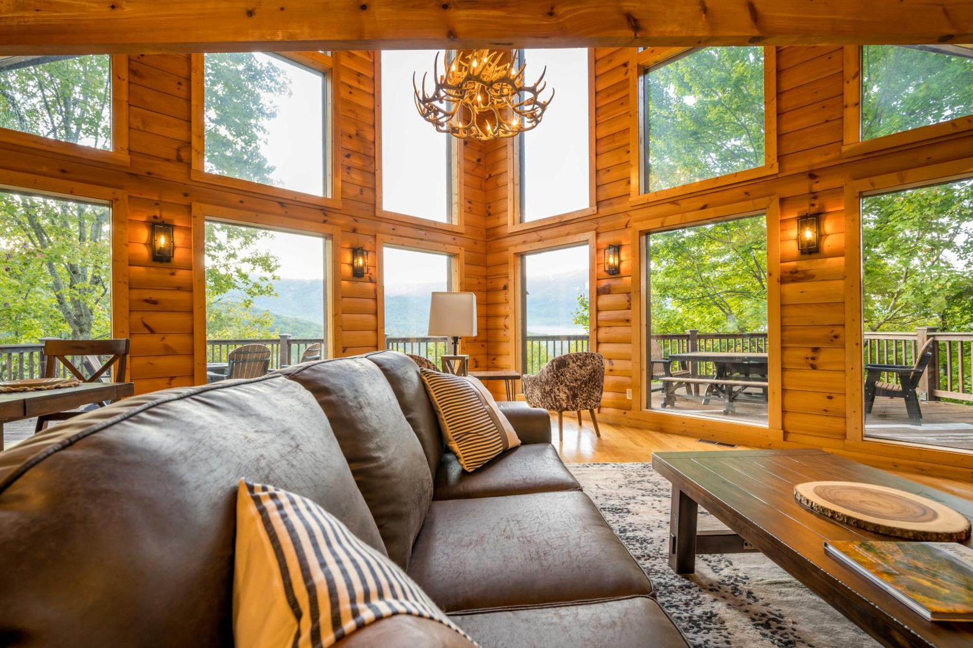 Holiday home Breathtaking 5-bedroom Getaway With Game Room, Hot Tub, And Theatre *