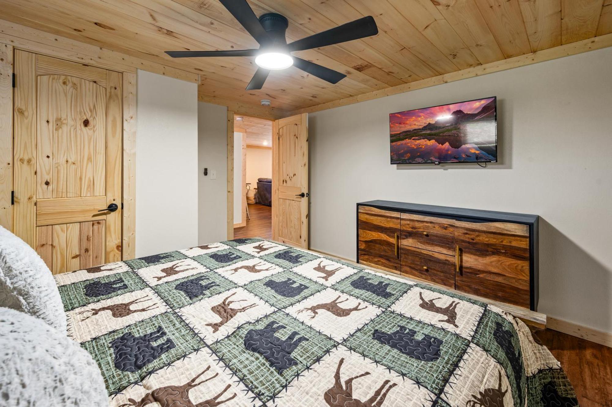 Location, Hot Tub, Theater, Grill, Ez Roads Holiday home *