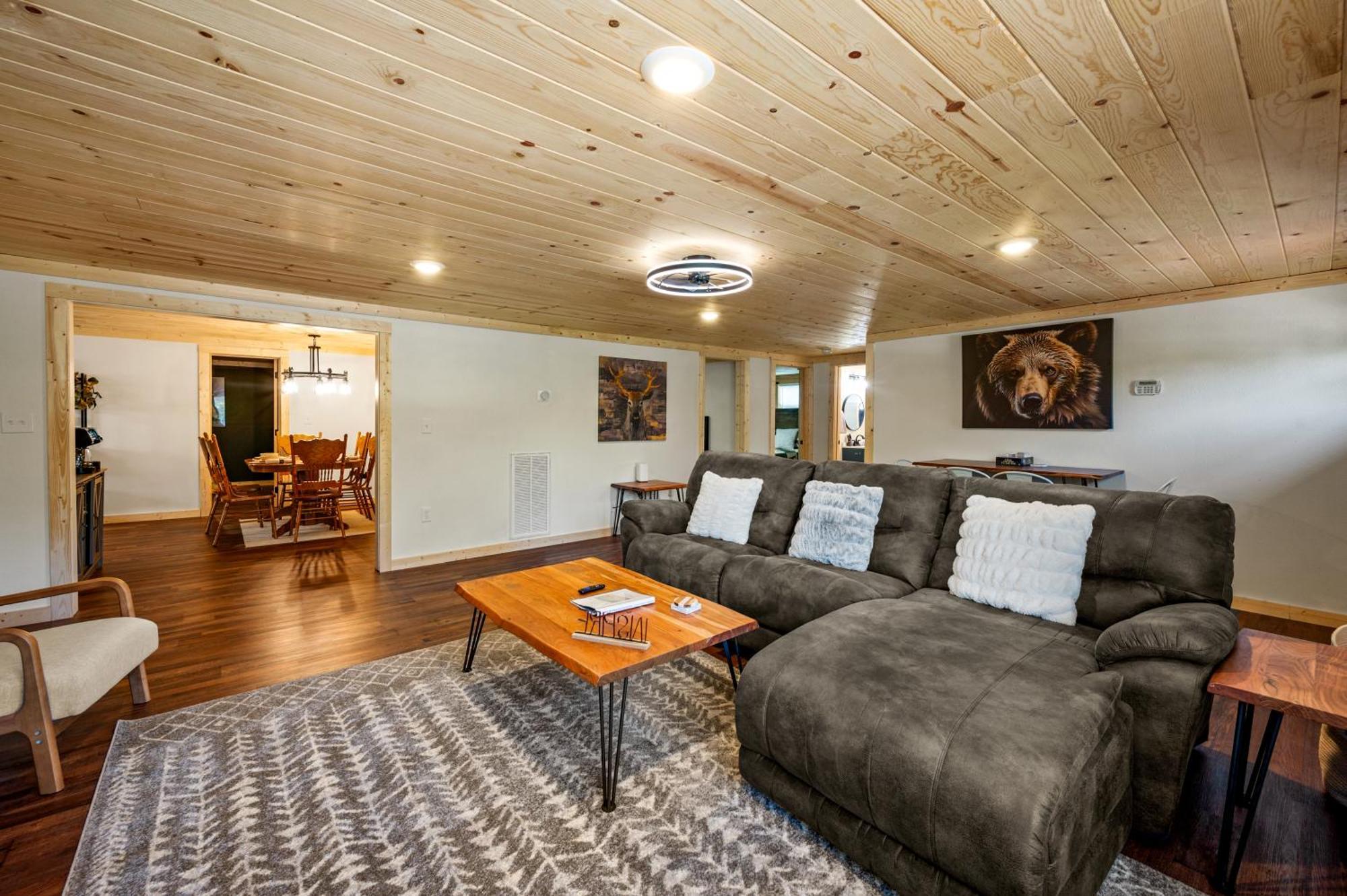 Location, Hot Tub, Theater, Grill, Ez Roads Holiday home
