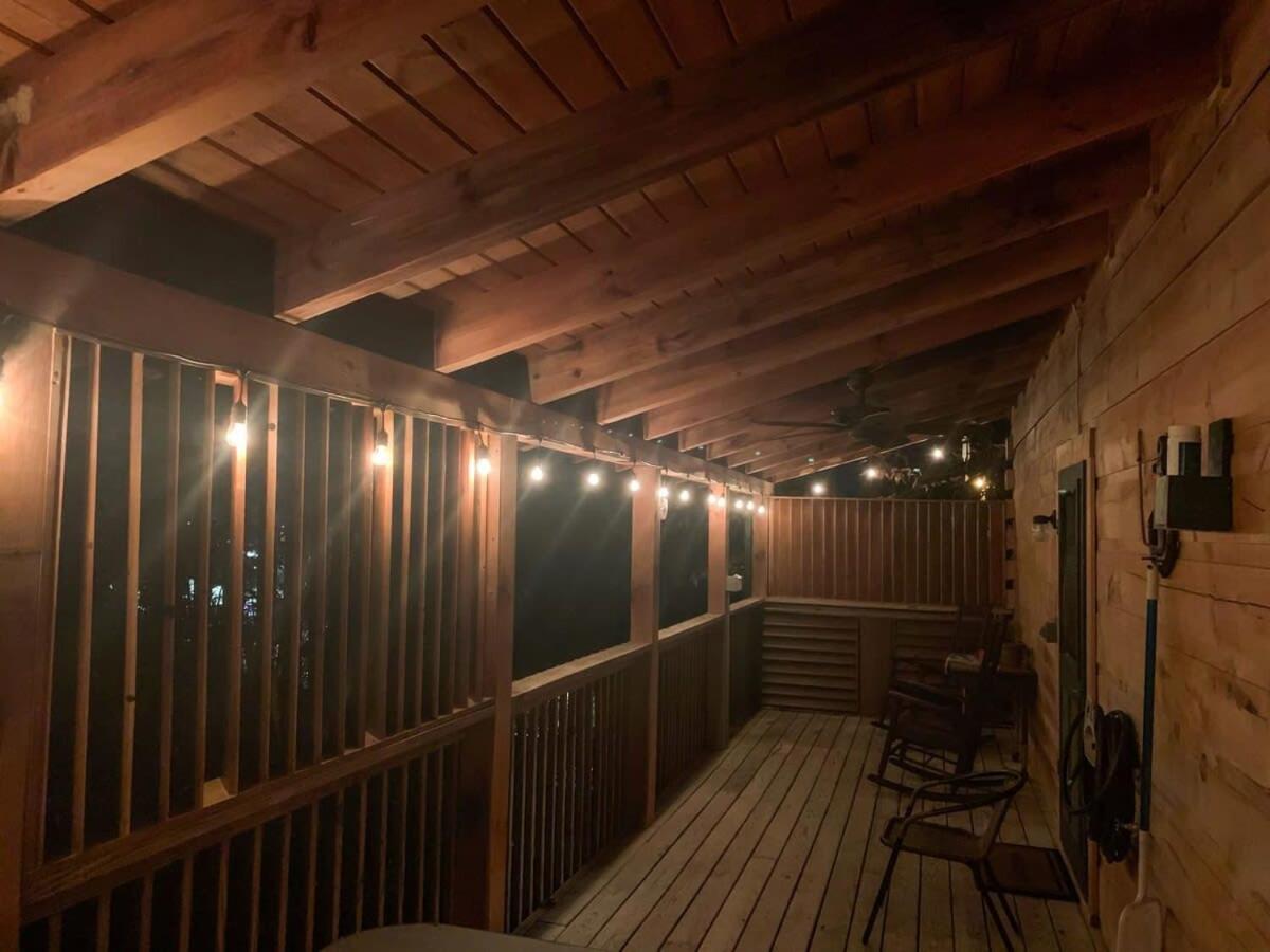 1 Mile To Dollywood 7 Miles To Gburg Hottub Rustic Holiday home