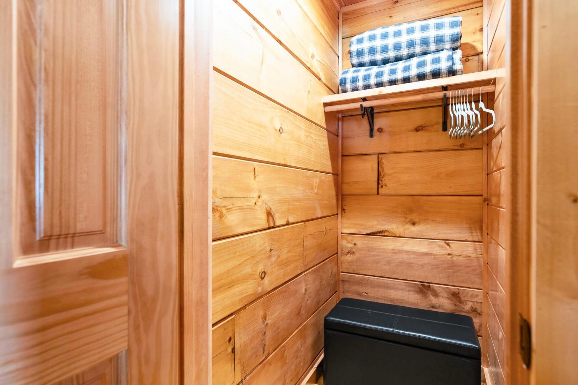 1 Mile To Dollywood 7 Miles To Gburg Hottub Rustic Holiday home *
